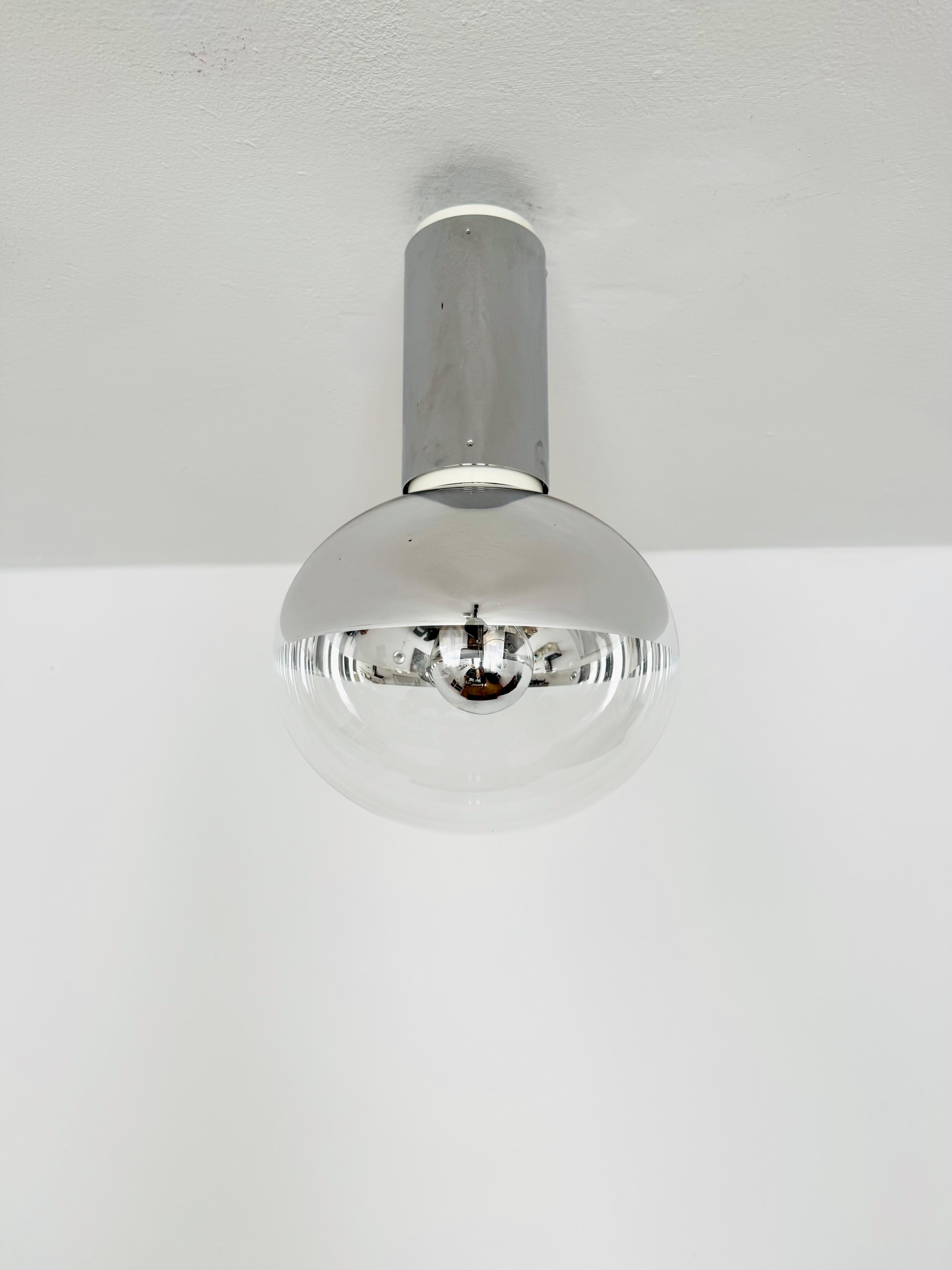 Lámparas de techo muy bonitas y grandes de los años 70.
Un diseño excepcional y un verdadero punto de atracción para cualquier habitación.
El efecto luminoso de las lámparas es excepcionalmente bello.
Mano de obra de muy alta calidad.
El cristal