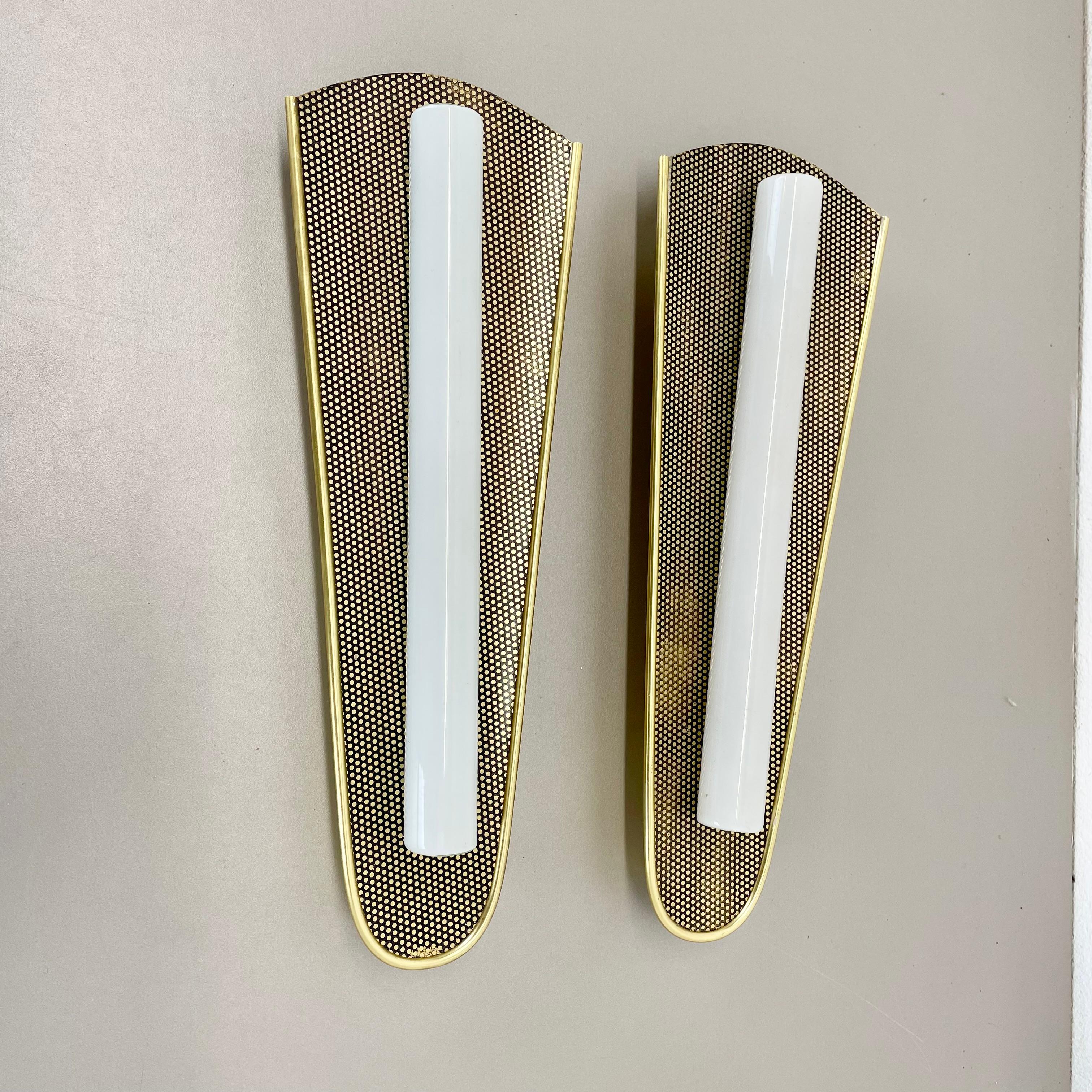 Article:

set of 2
wall lights


Origin:

Germany


AGE:

1950s




Description:

Original vintage wall light set designed and produced in Germany in the 1950s. The lights are aluminum metal in gold tone finish with a nice abstract 