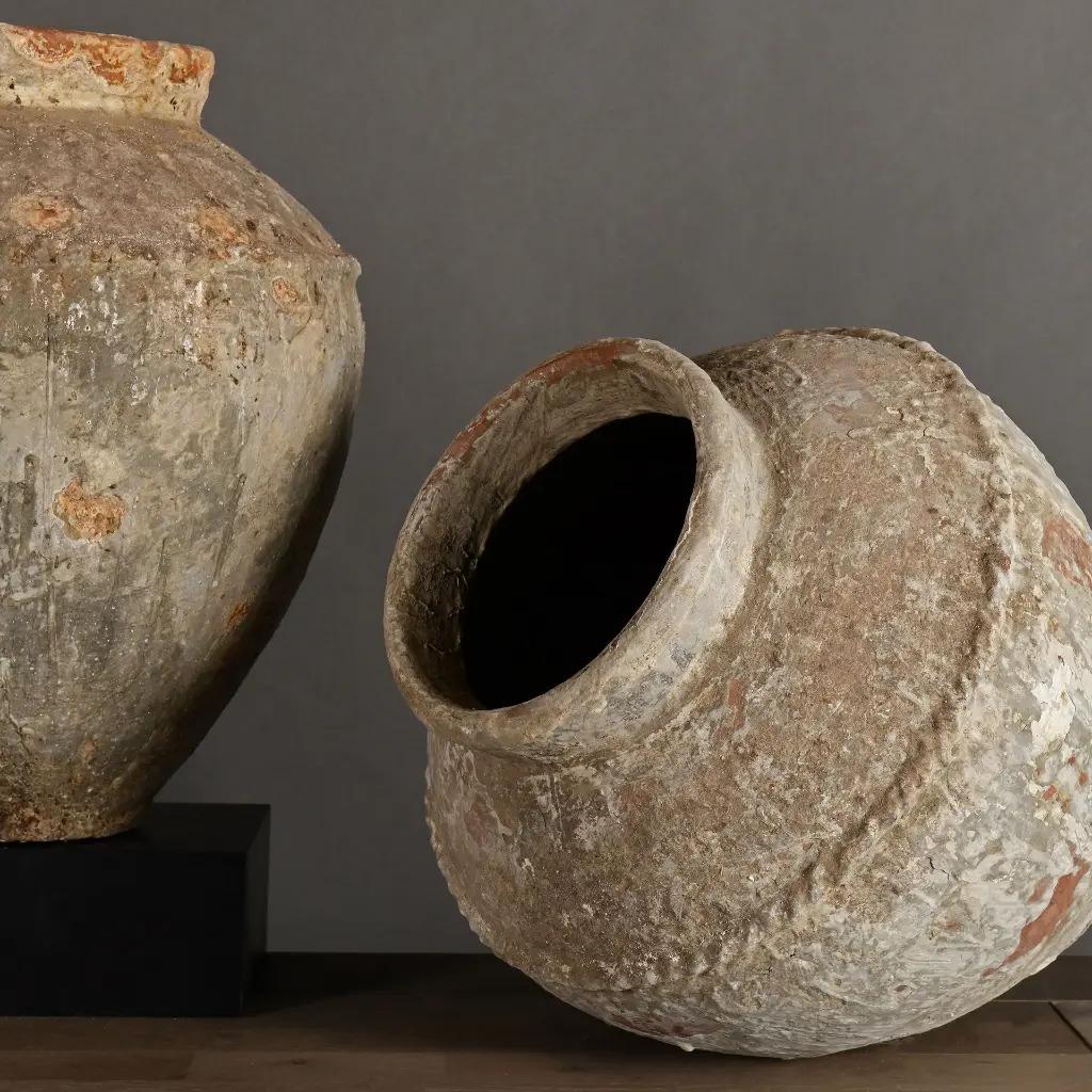 Satz von 2 großen, glatt gealterten Terrakotta-Wasserkrügen im traditionellen ethnischen Java-Stil. Diese alten Gefäße aus Indonesien dienten ursprünglich zur Aufbewahrung von Lebensmitteln oder Trinkwasser. Jedes Gefäß weist eine natürlich