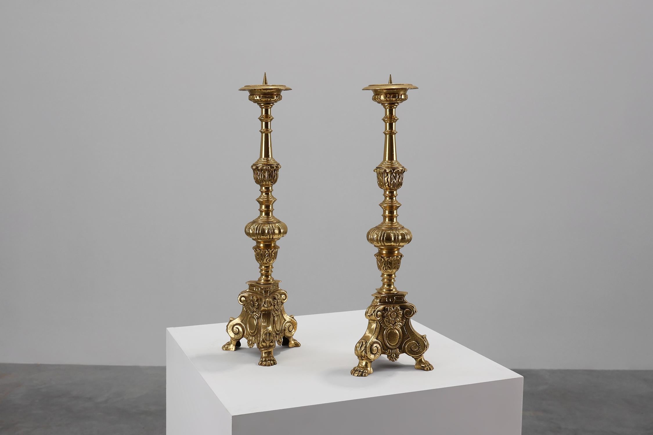 Bronzo Set di 2 grandi candelabri antichi in bronzo decorato, Francia ca. 1900 in vendita