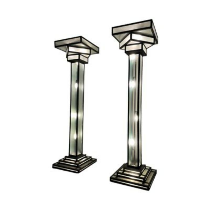 Juego de 2 grandes lámparas de pie Art Decó Hotel de hierro martillado y cristal, Francia, años 30
 
 Diseño Vintage
 Producto excepcional y raro para este par de lámparas de pie de un gran hotel de hierro martillado del periodo Art Déco.
 
 Más