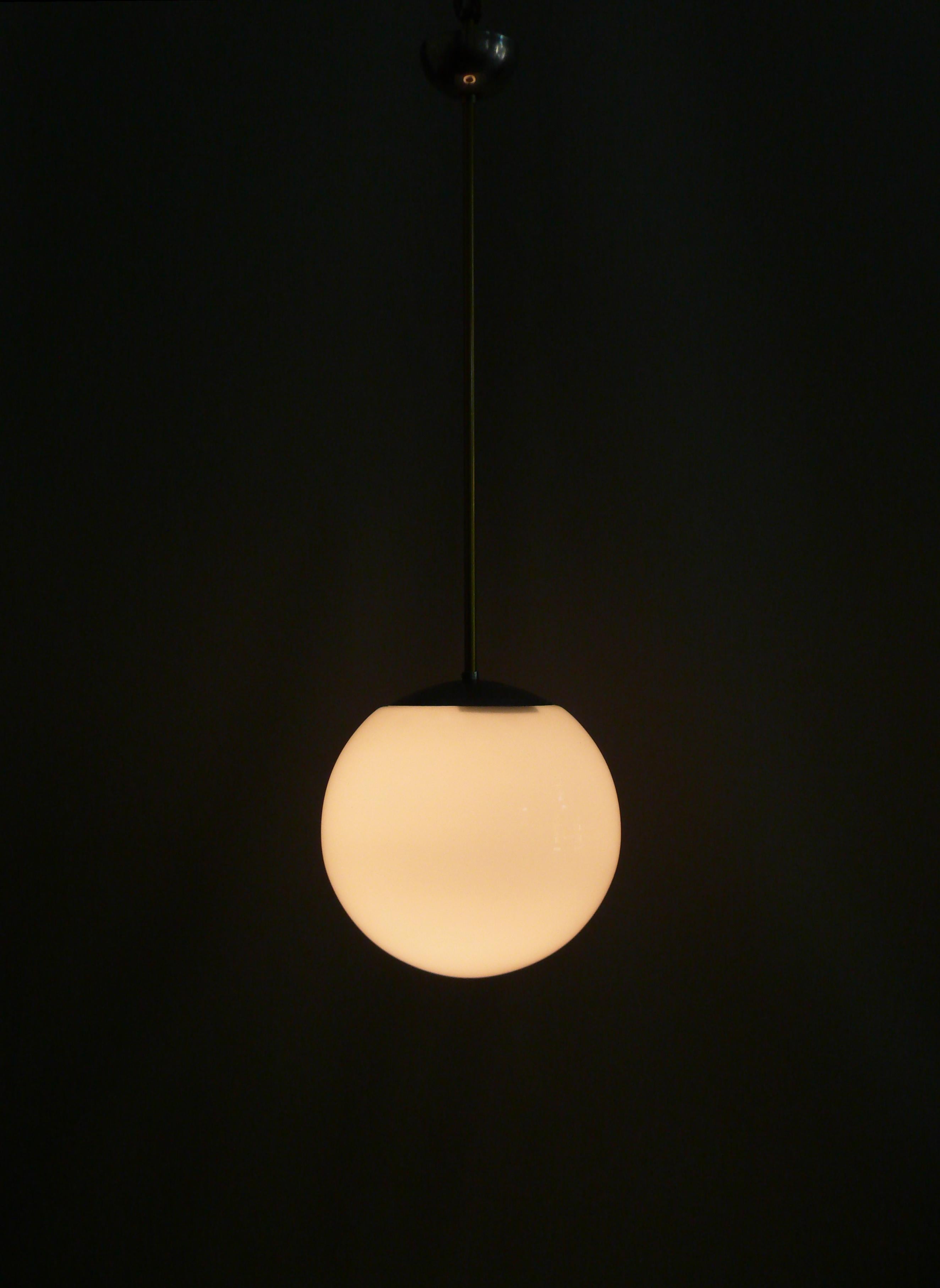 Art déco Ensemble de 2 grandes lampes suspendues Art Déco avec verre opalin, années 1930 en vente