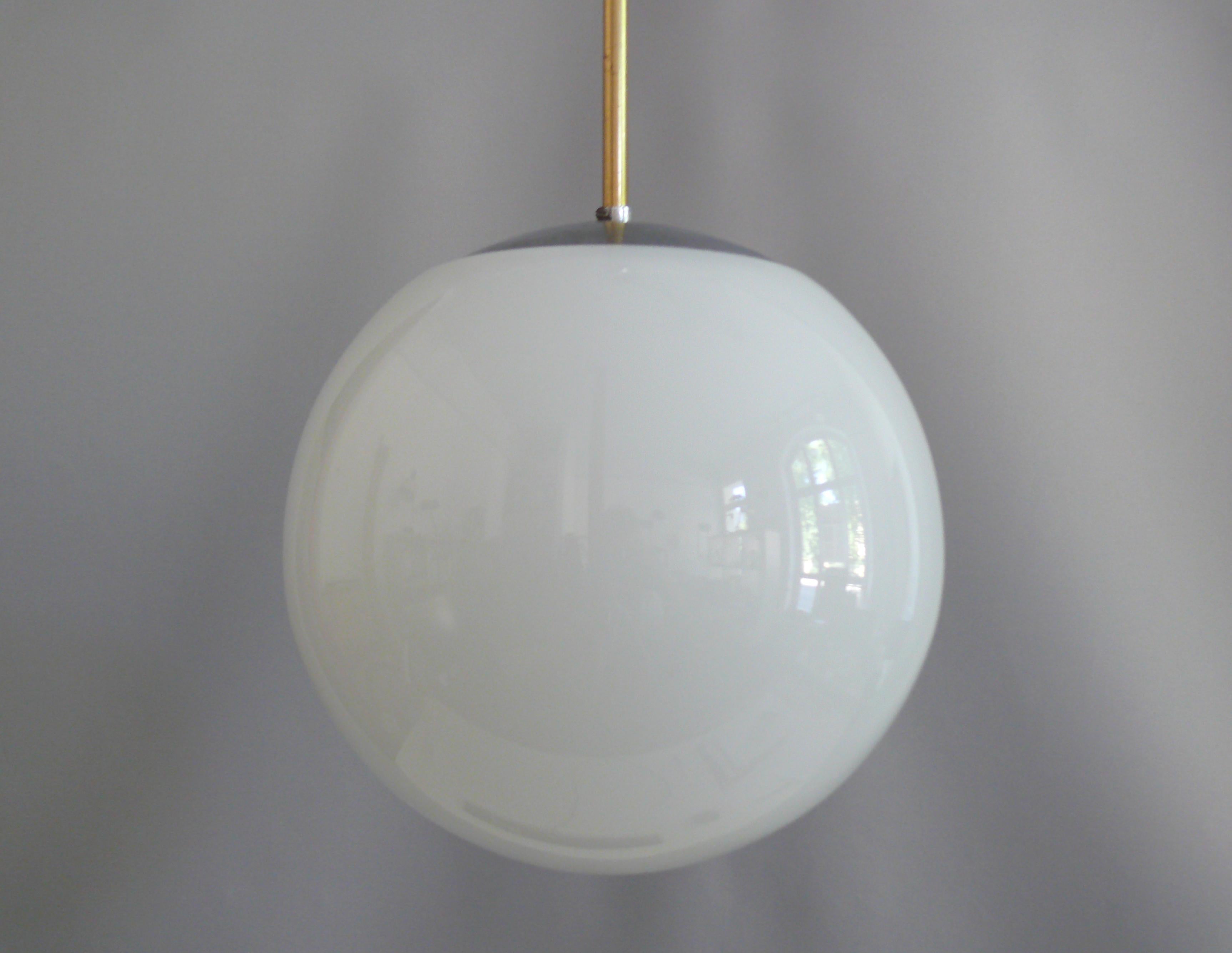 Allemand Ensemble de 2 grandes lampes suspendues Art Déco avec verre opalin, années 1930 en vente