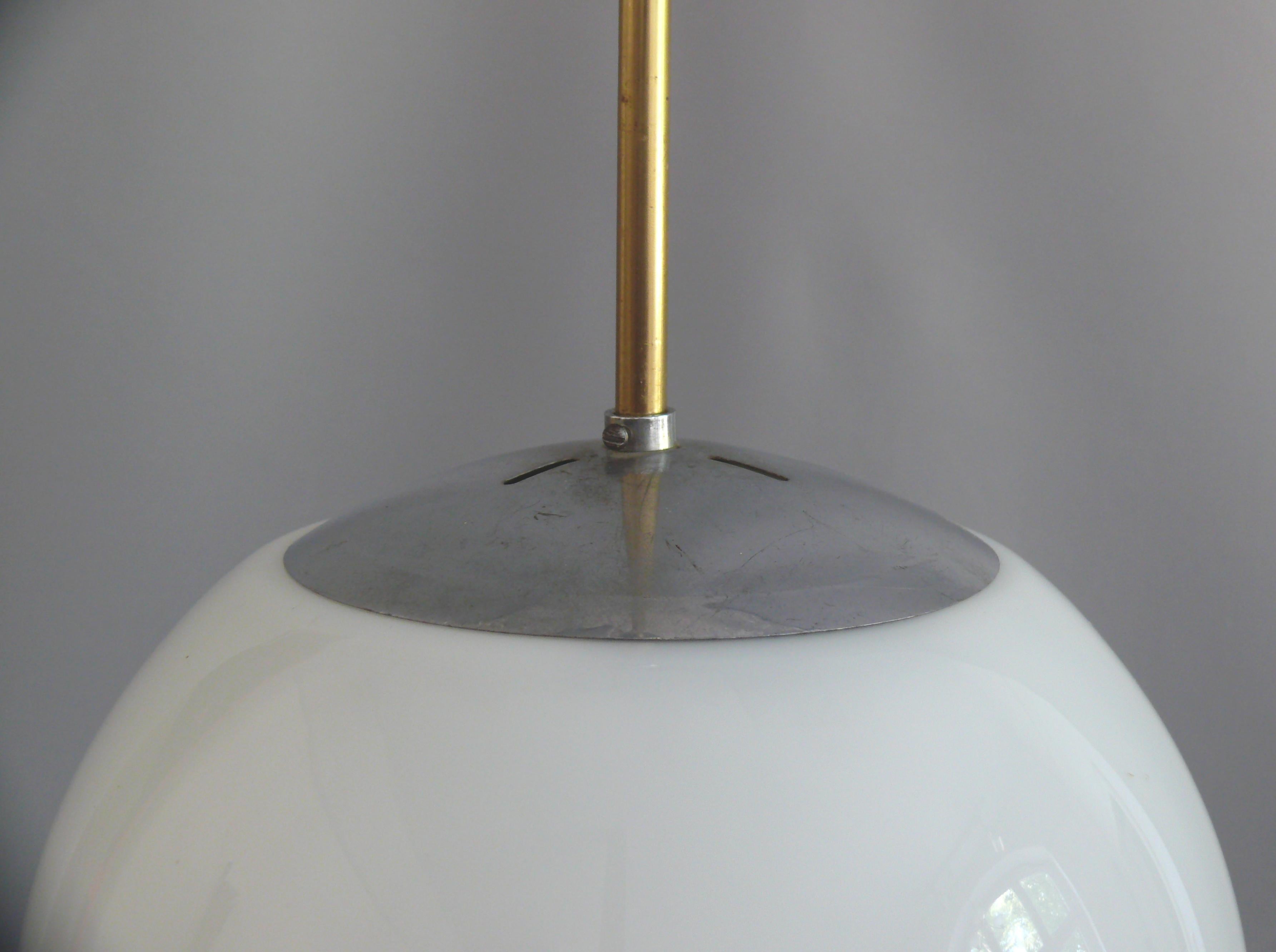 Milieu du XXe siècle Ensemble de 2 grandes lampes suspendues Art Déco avec verre opalin, années 1930 en vente