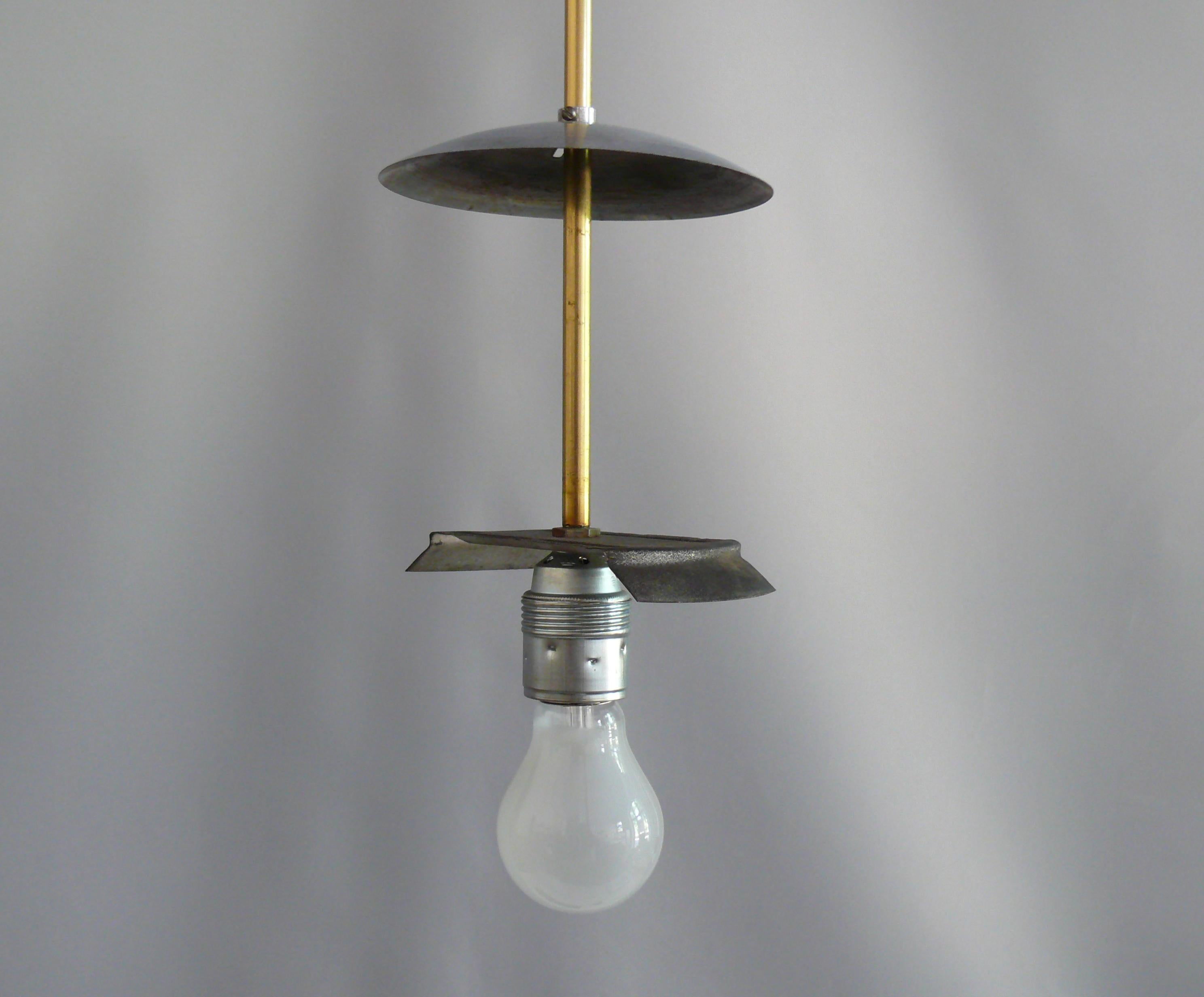 Métal Ensemble de 2 grandes lampes suspendues Art Déco avec verre opalin, années 1930 en vente