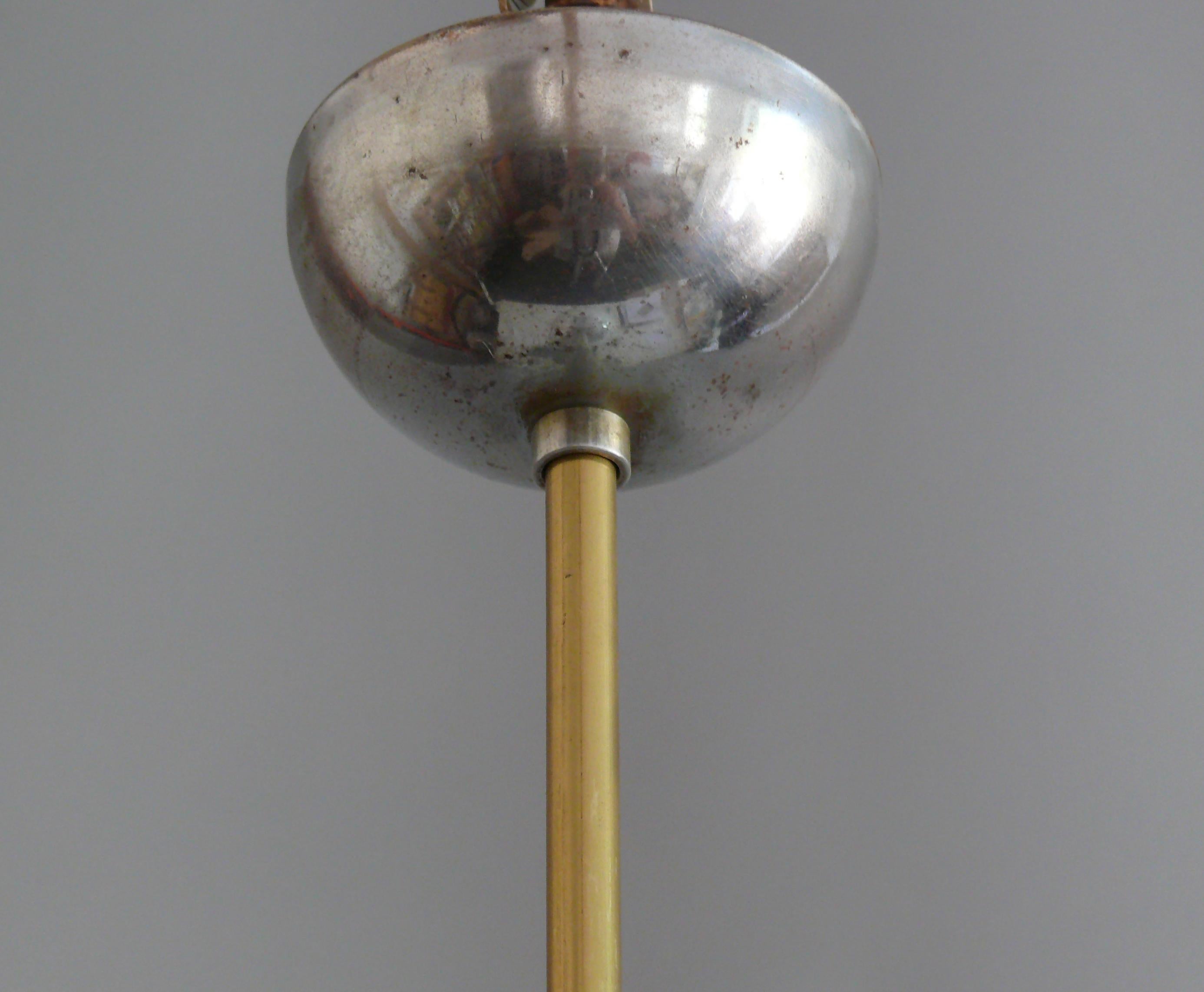 Ensemble de 2 grandes lampes suspendues Art Déco avec verre opalin, années 1930 en vente 1