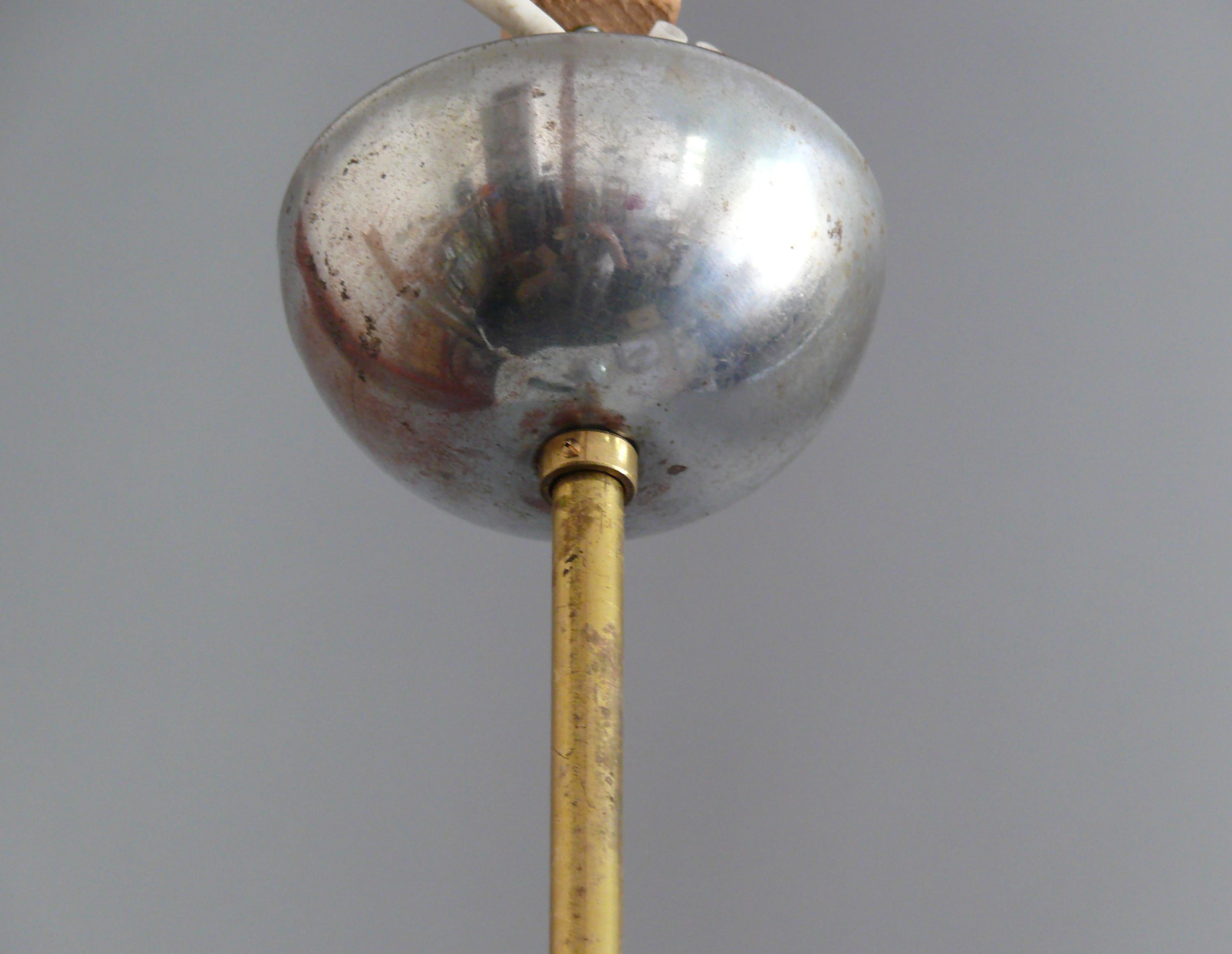Ensemble de 2 grandes lampes suspendues Art Déco avec verre opalin, années 1930 en vente 3