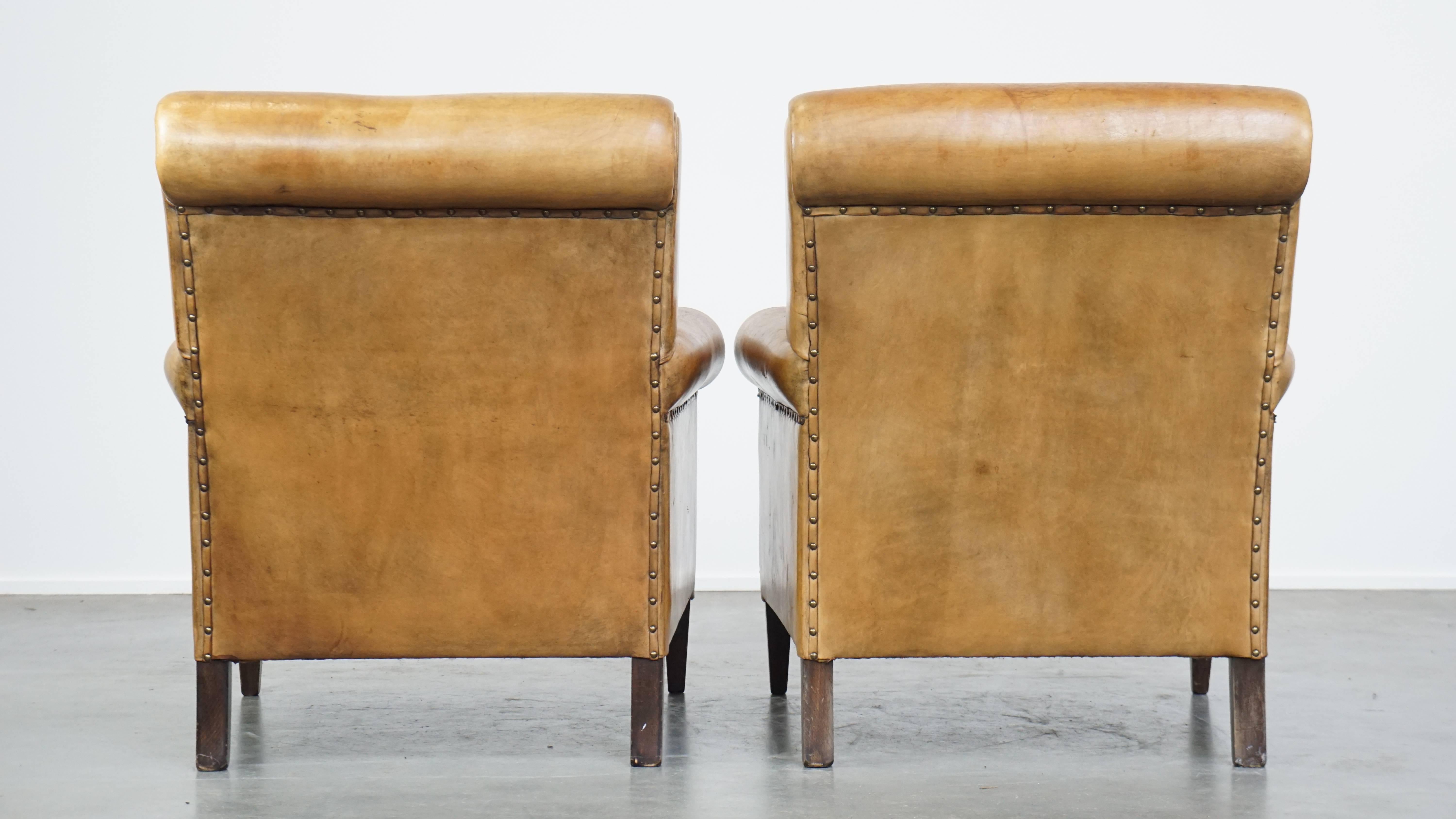 Romain classique Ensemble de 2 grands fauteuils vintage confortables en cuir de mouton en vente