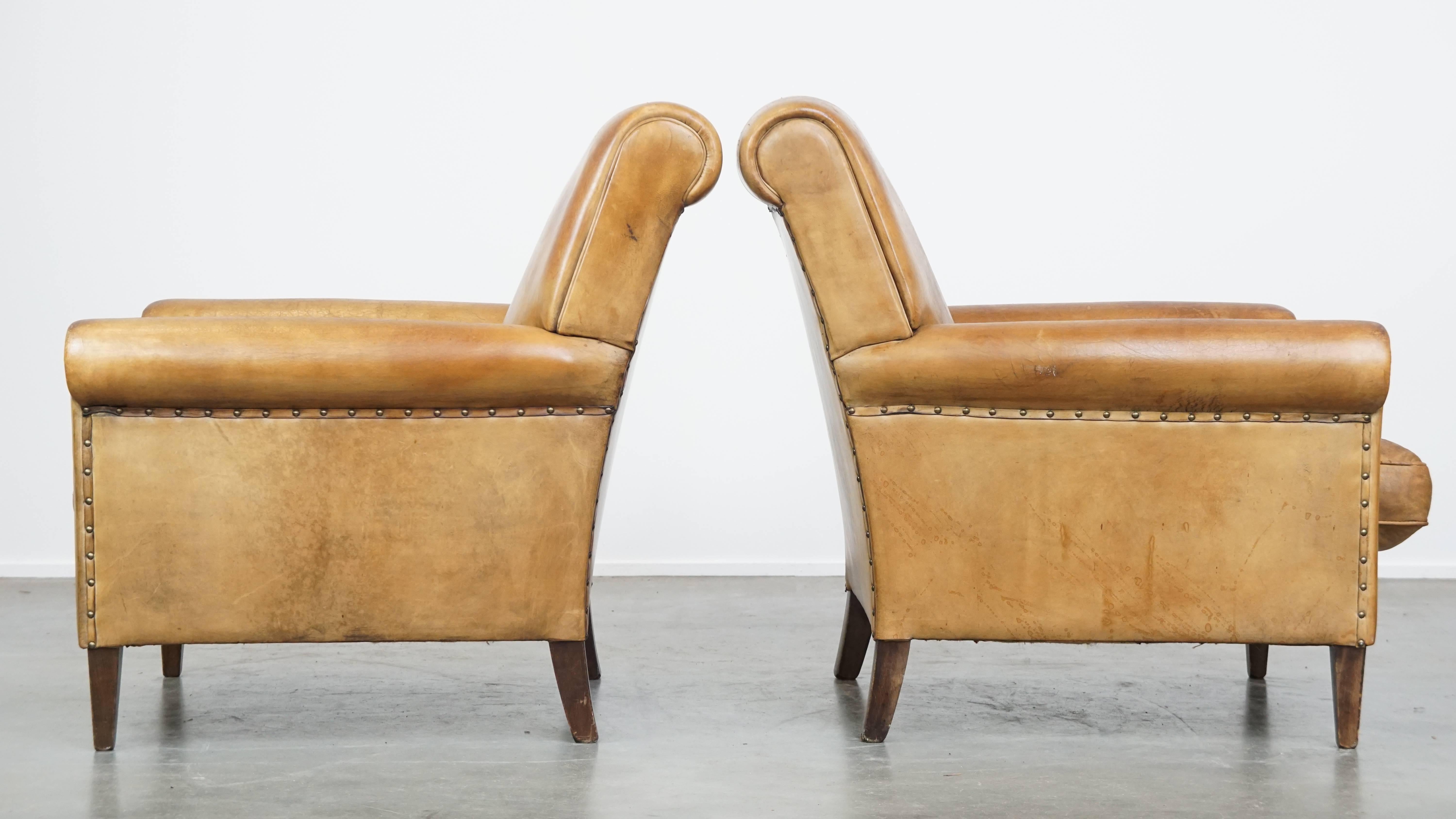 Fait main Ensemble de 2 grands fauteuils vintage confortables en cuir de mouton en vente