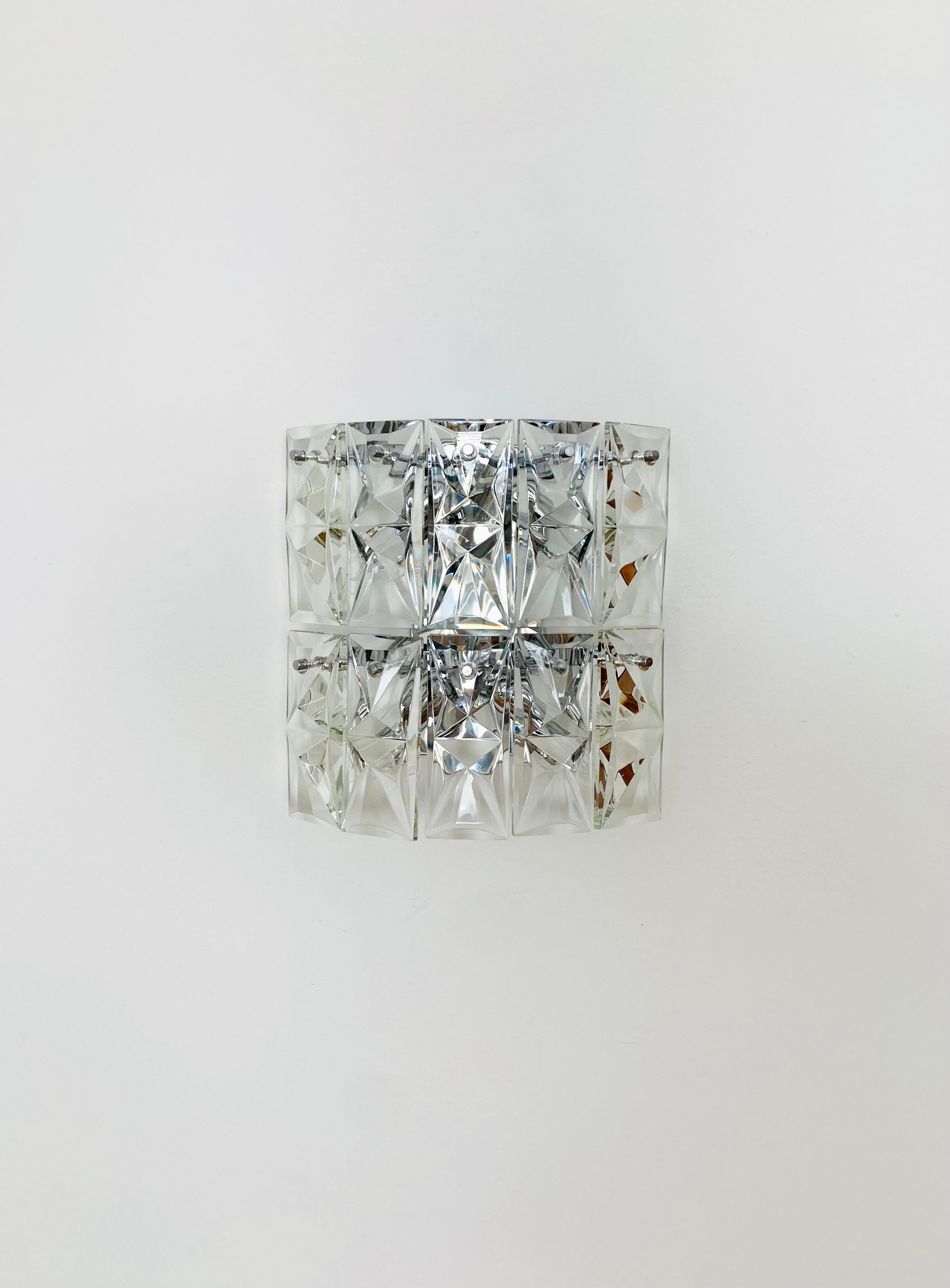 Grandes appliques en verre cristallin des années 1960.
Version exceptionnellement grande avec 10 cristaux lourds chacun.
Traitement très noble et de grande qualité.
Le design et les éléments en verre créent un très beau jeu de lumière.

Condit