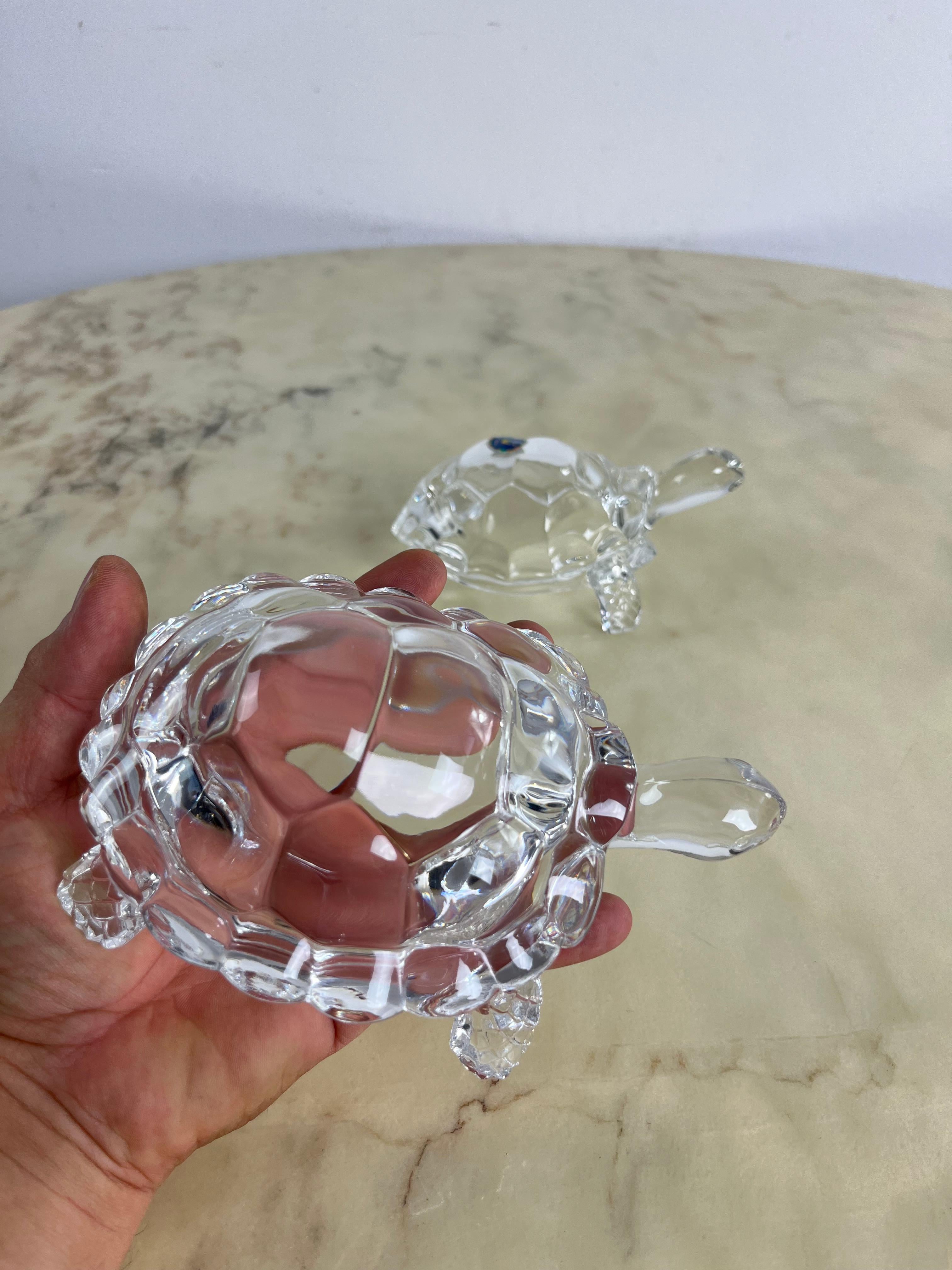 Set di 2 grandi tartarughe di cristallo Royal Art fatte a mano anni '80
Intatti e in buone condizioni, misurano 18 cm di larghezza, 7 cm di profondità e 7 cm di altezza.