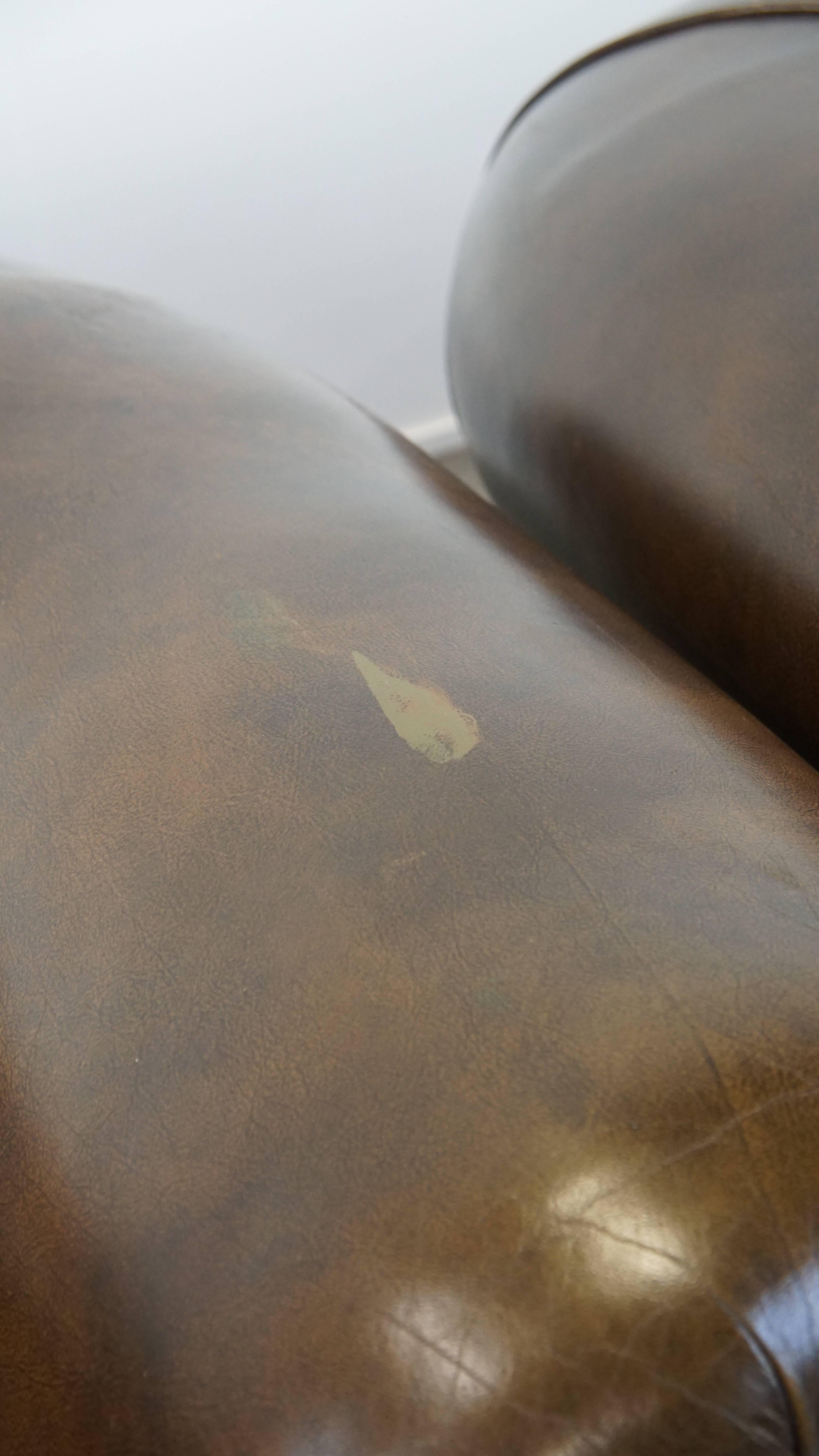 Ensemble de 2 grands fauteuils Chesterfield en cuir de vache foncé en vente 3