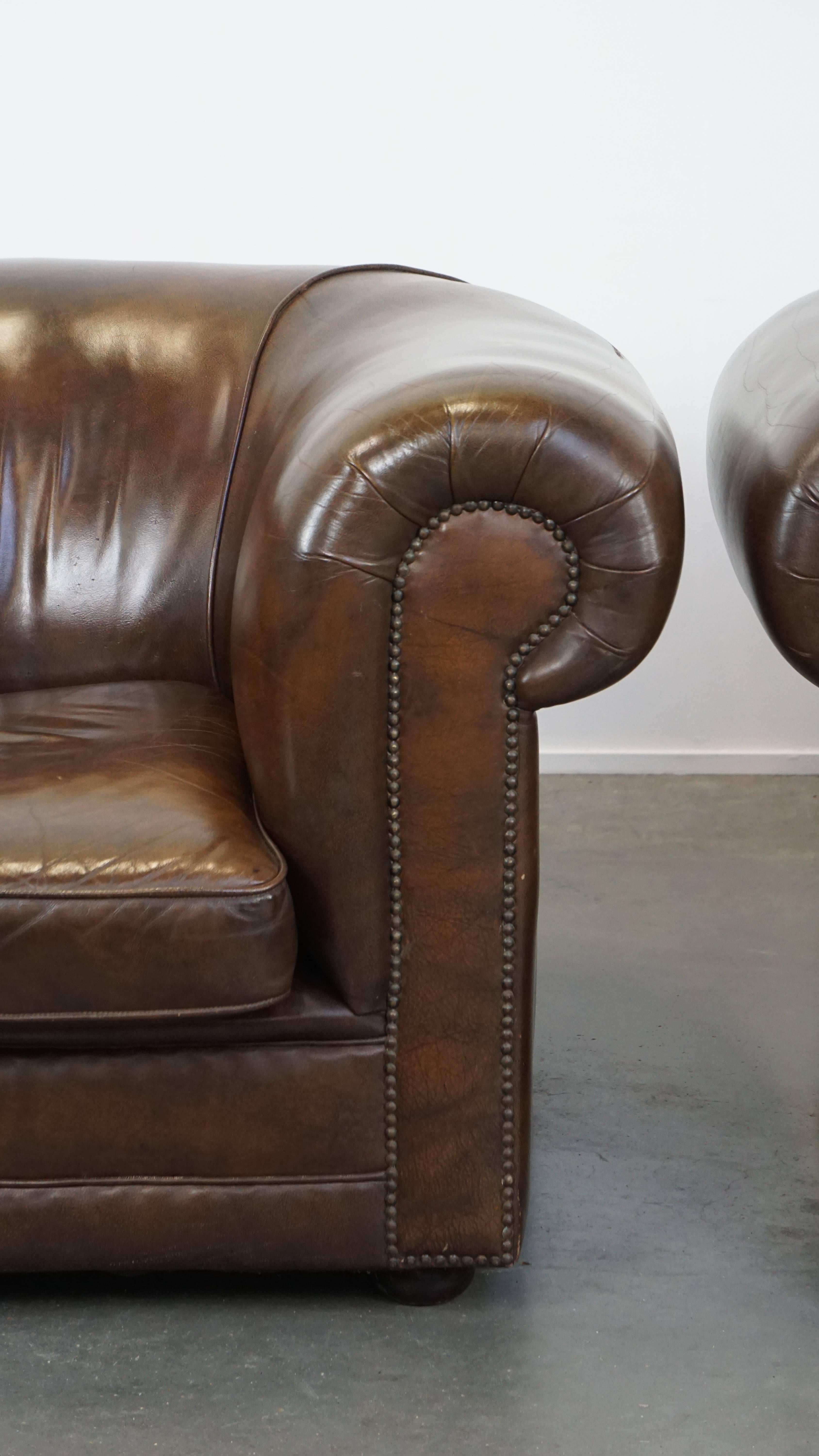 Ensemble de 2 grands fauteuils Chesterfield en cuir de vache foncé en vente 4