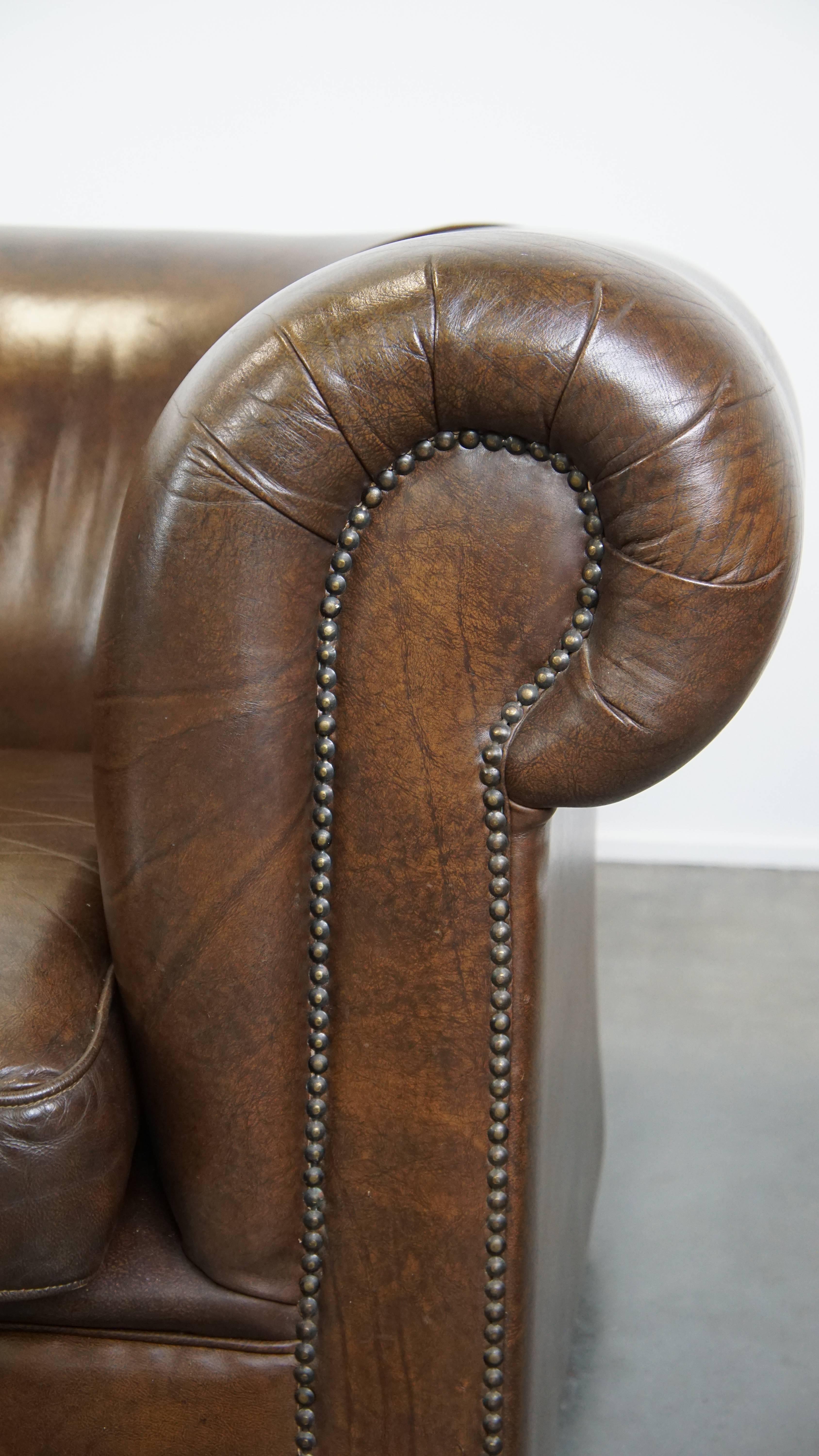 Ensemble de 2 grands fauteuils Chesterfield en cuir de vache foncé en vente 6