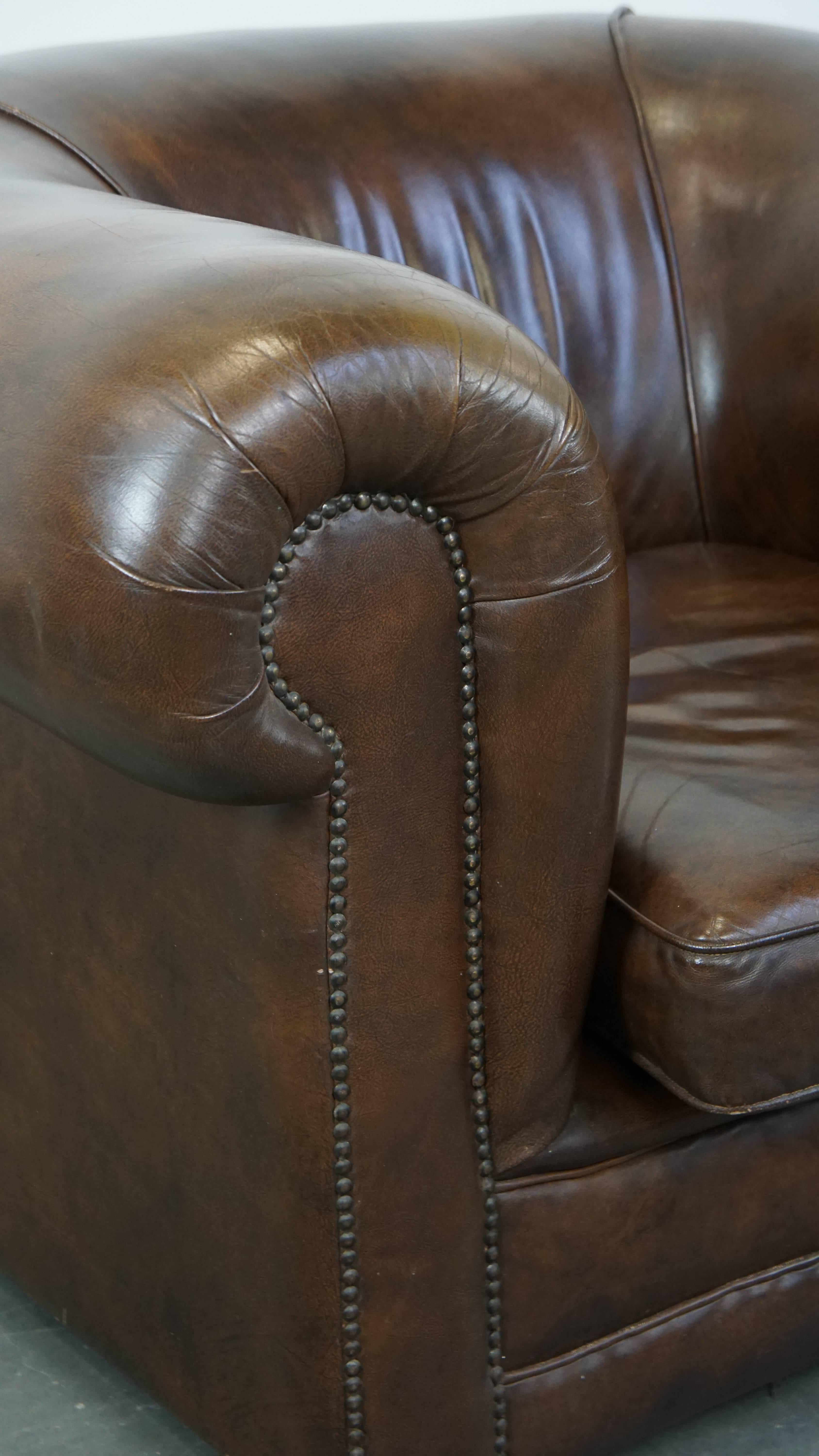 Ensemble de 2 grands fauteuils Chesterfield en cuir de vache foncé en vente 7