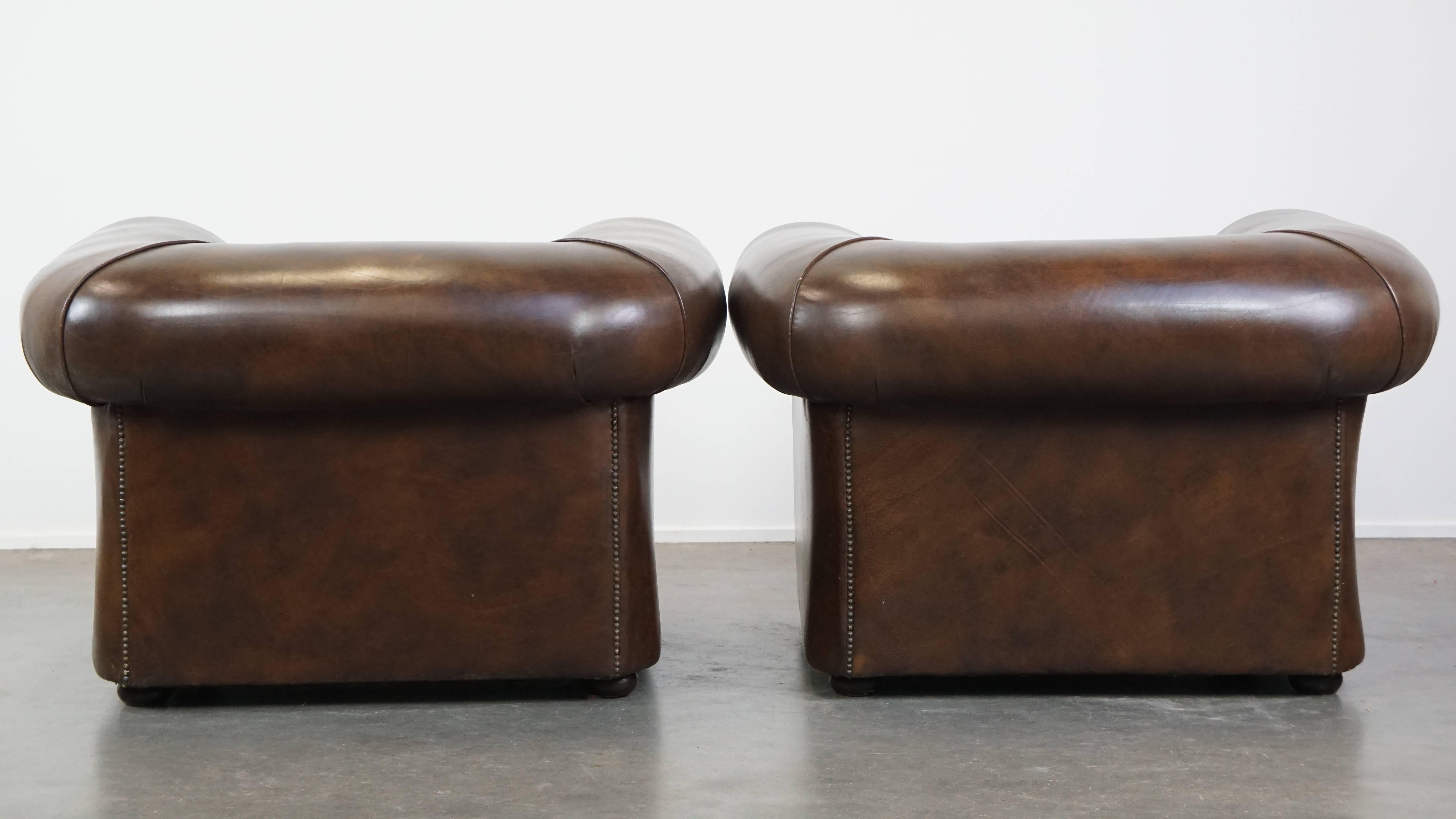 Romain classique Ensemble de 2 grands fauteuils Chesterfield en cuir de vache foncé en vente