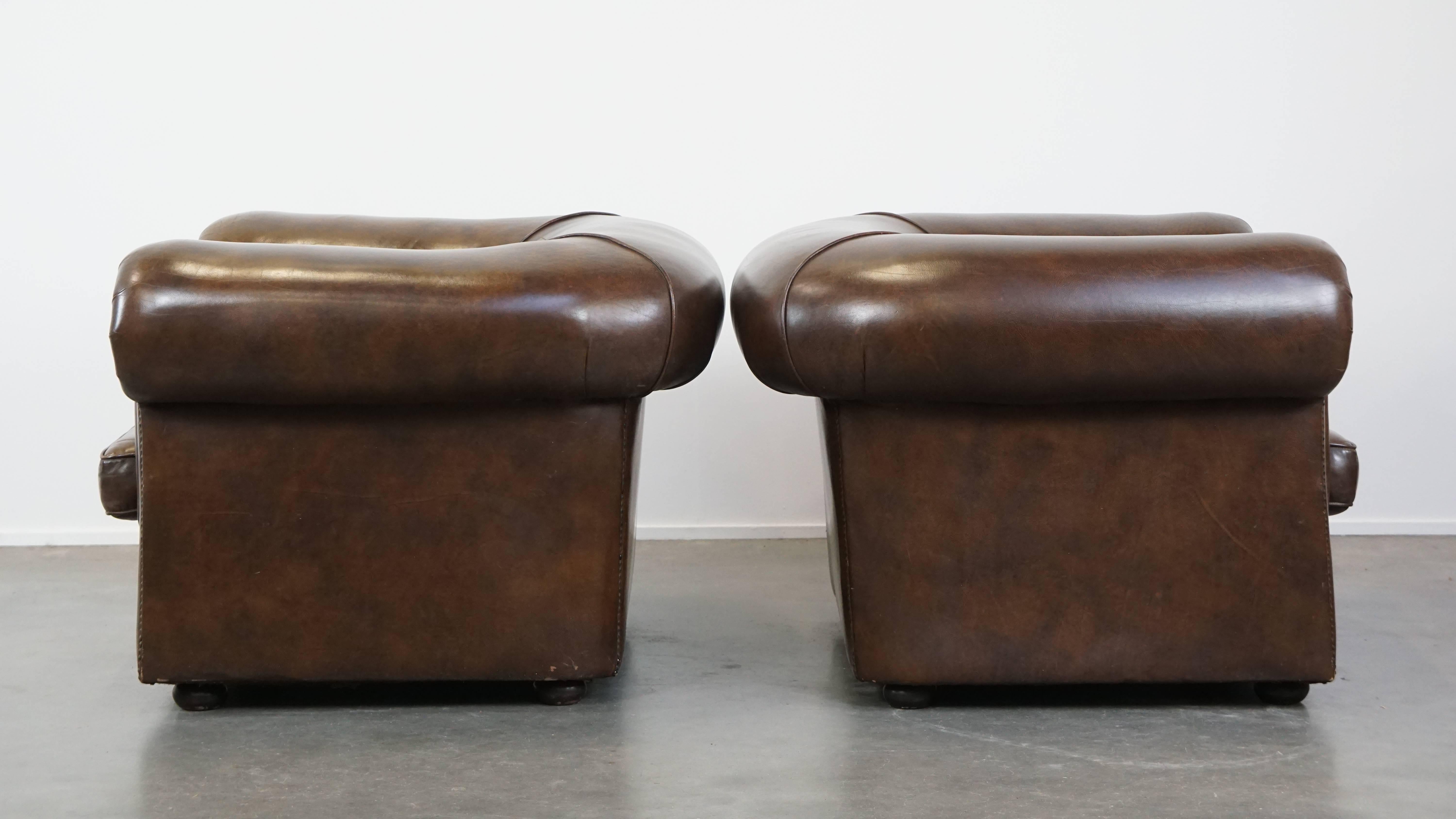 Fait main Ensemble de 2 grands fauteuils Chesterfield en cuir de vache foncé en vente