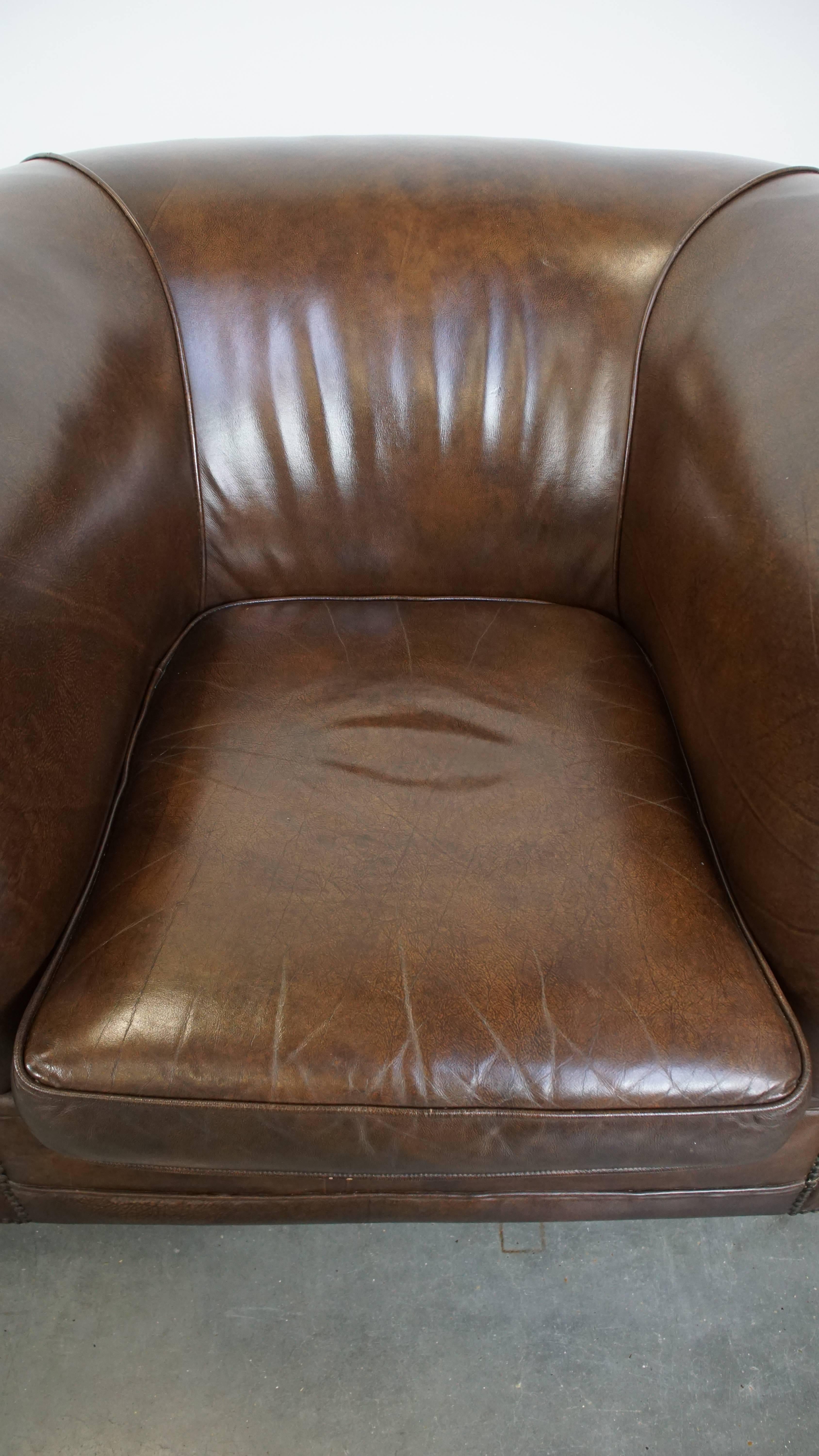 20ième siècle Ensemble de 2 grands fauteuils Chesterfield en cuir de vache foncé en vente