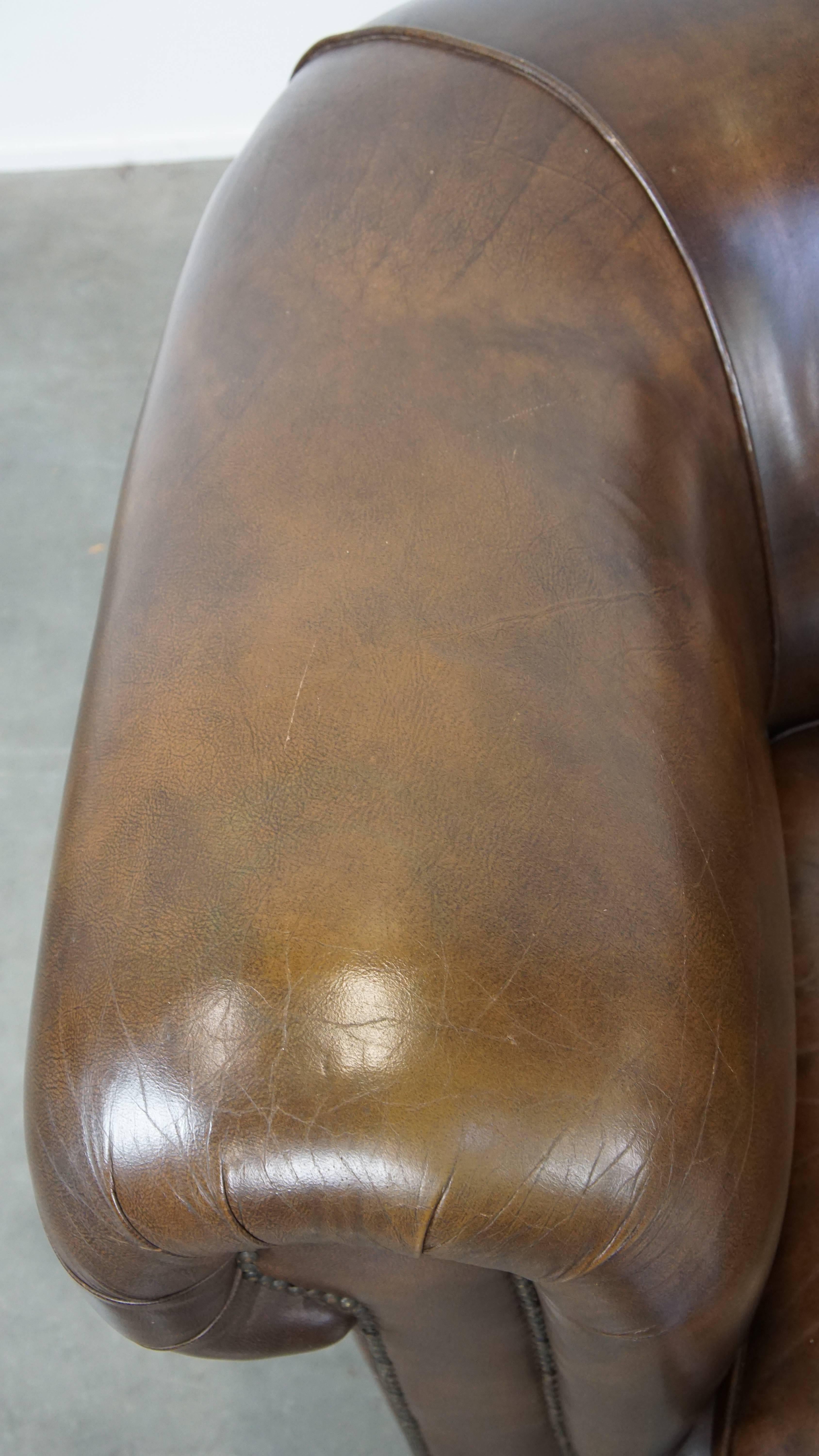 Cuir de vache Ensemble de 2 grands fauteuils Chesterfield en cuir de vache foncé en vente