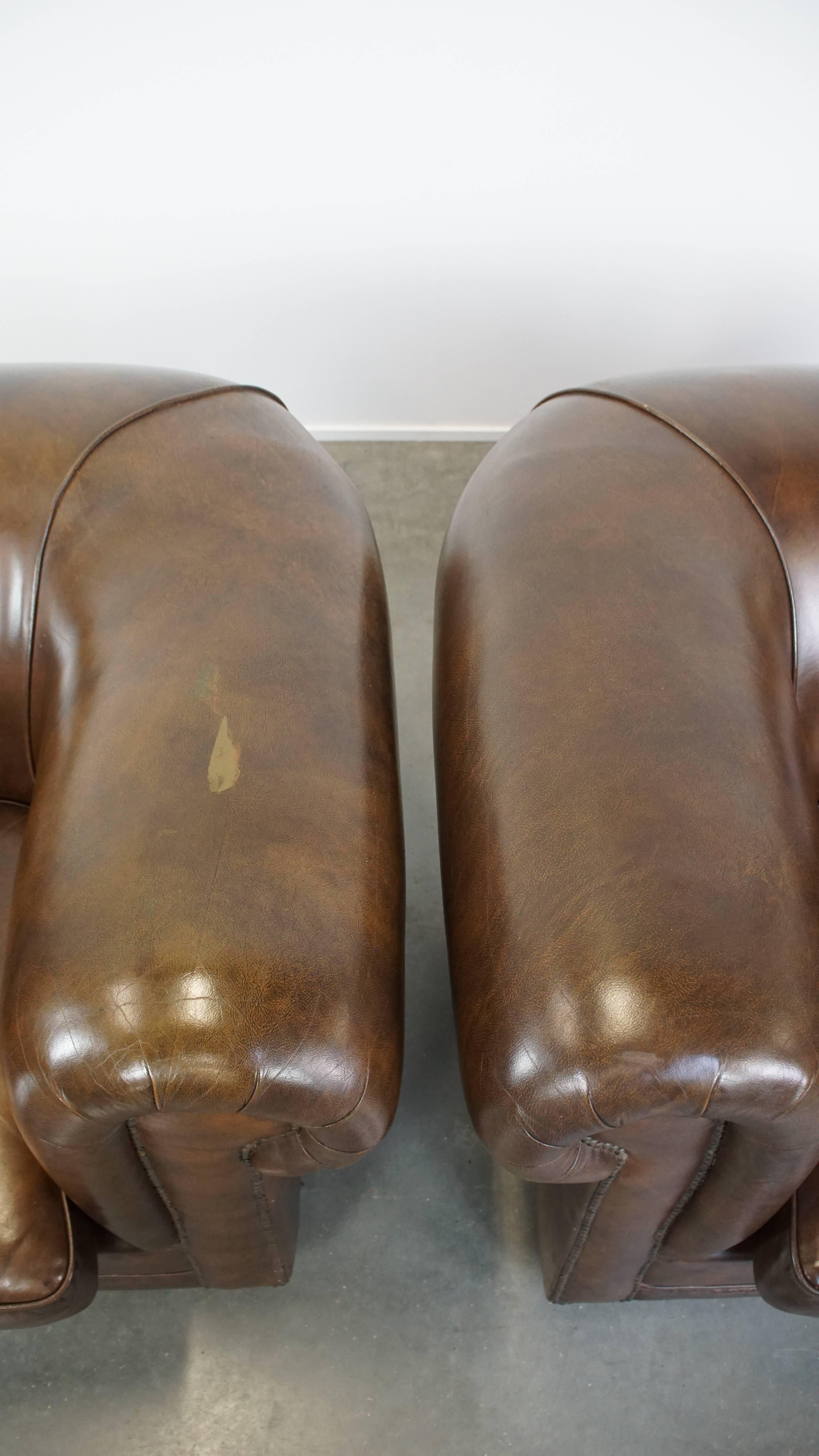Ensemble de 2 grands fauteuils Chesterfield en cuir de vache foncé en vente 1