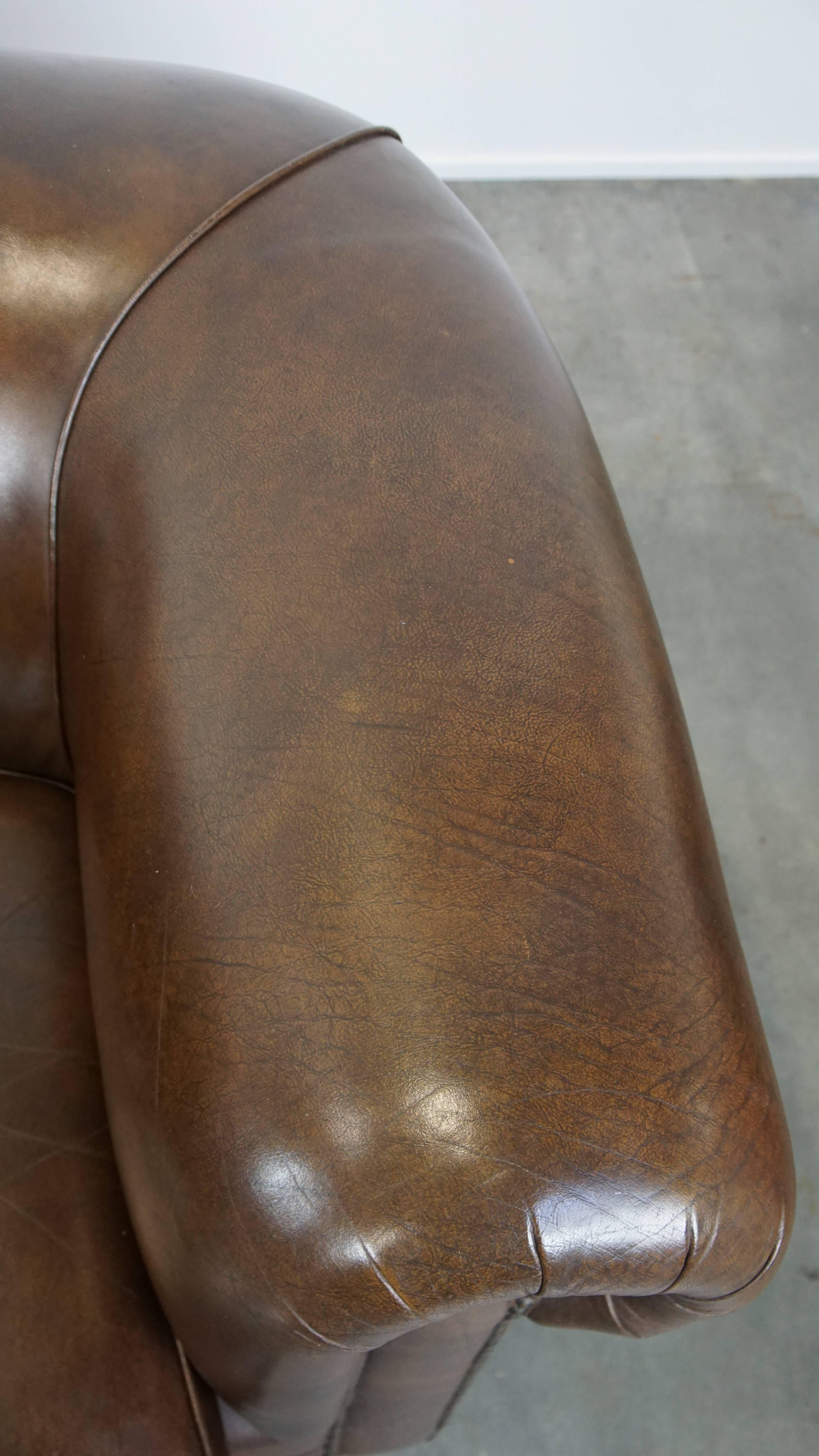 Ensemble de 2 grands fauteuils Chesterfield en cuir de vache foncé en vente 2