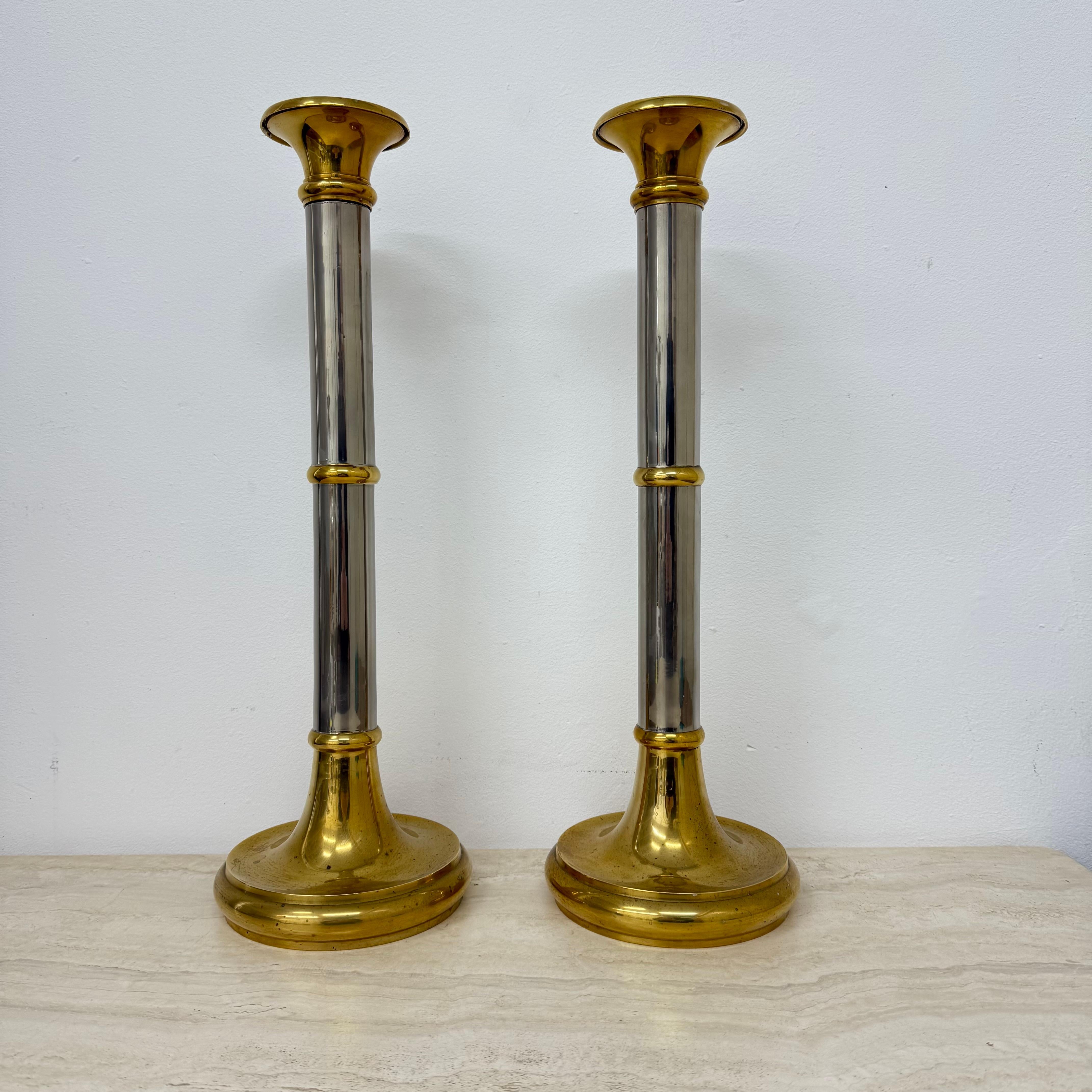 Set von 2 großen Kerzenständern im Gunther Lambert-Design, 1970er Jahre

Abmessungen: 47cm Höhe, 16cm Durchmesser
Zustand: Gut hat einige Korrosion
Zeitraum: 1970s
MATERIAL: Messing