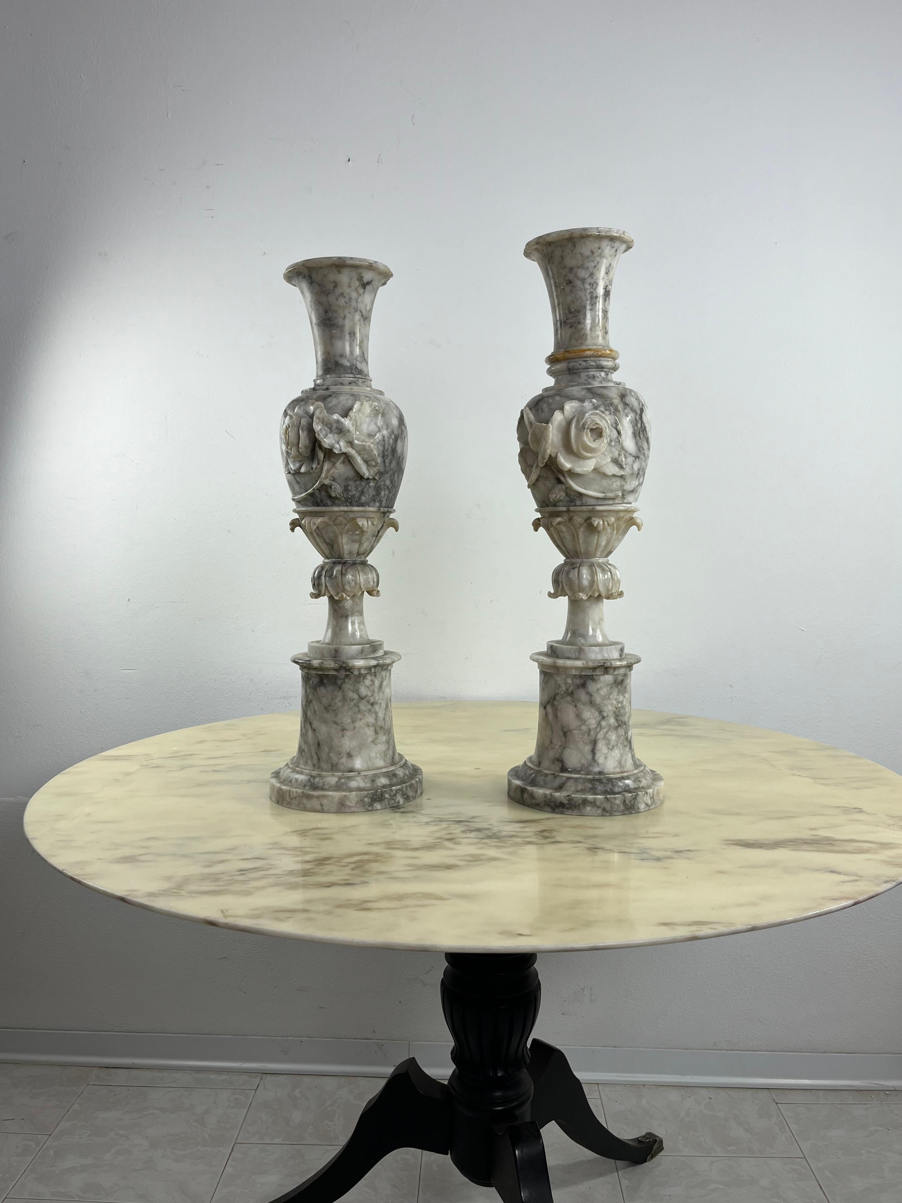 Ensemble de 2 grands vases italiens en albâtre Milieu du siècle 1930.
Des pièces magnifiques et uniques, trouvées dans une villa noble de ma ville, Palerme. On dit qu'ils étaient offerts par les riches marchands de Florio au notaire qui s'occupait
