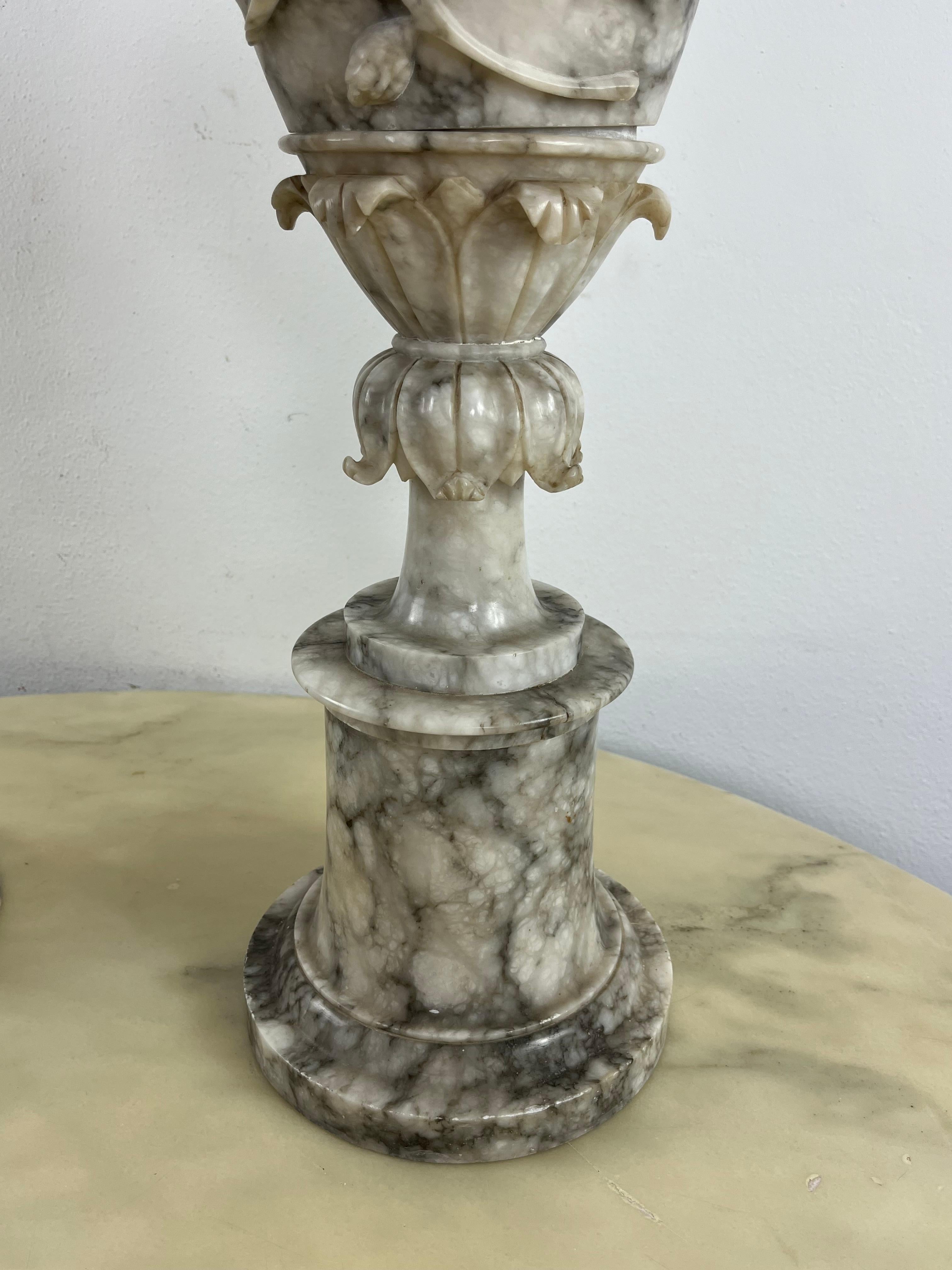 Albâtre Ensemble de 2 grands vases italiens en albâtre du milieu des années 1930 en vente