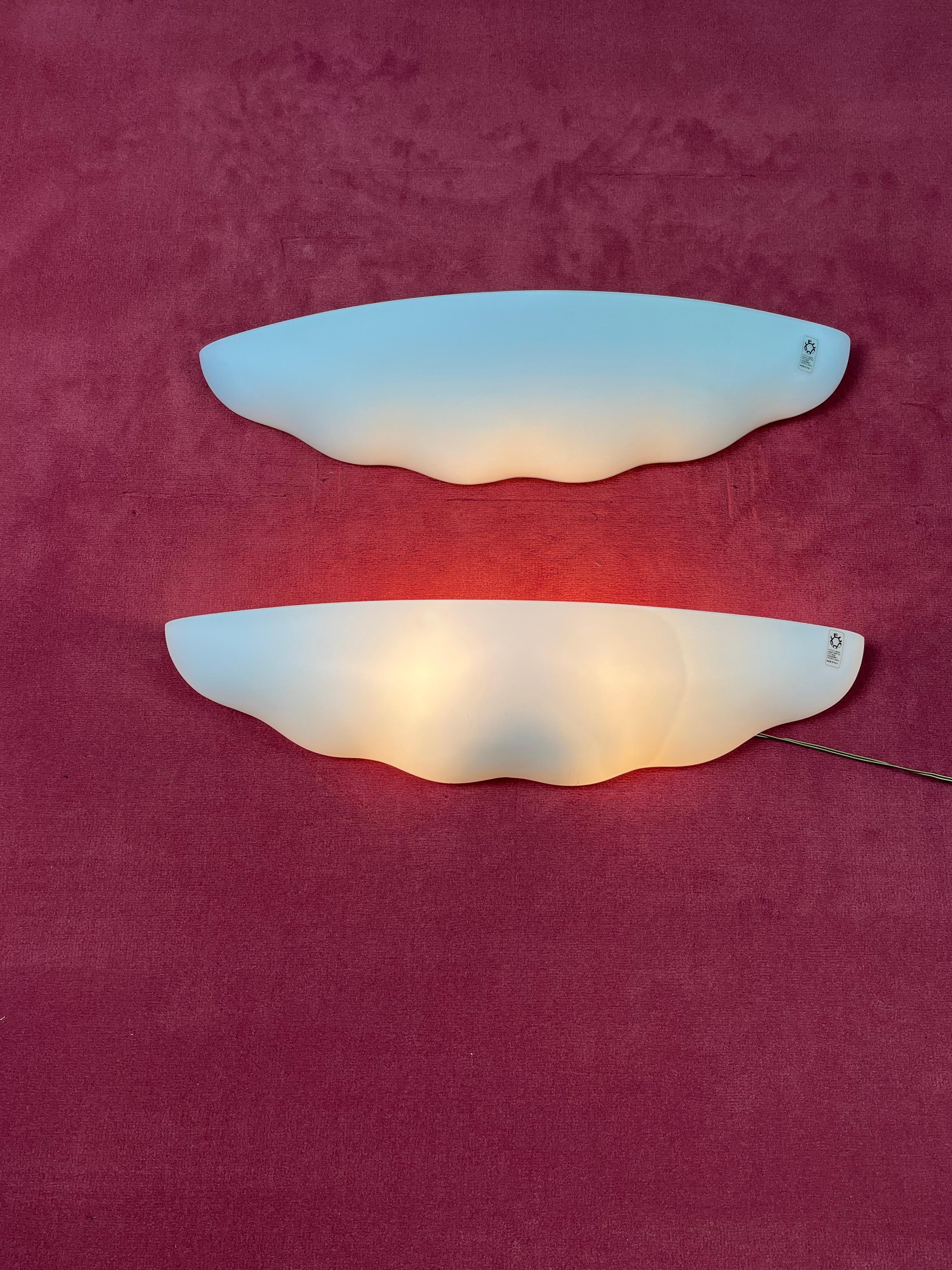 Set di 2 grandi lampade da parete Leucos in vetro soffiato opalino di Murano, anni '80
Condit e in buone condizioni.
Strutture metalliche.
Due luci E27.
Marchio di attribuzione.

Garantiamo una spedizione immediata con un imballaggio adeguato e un