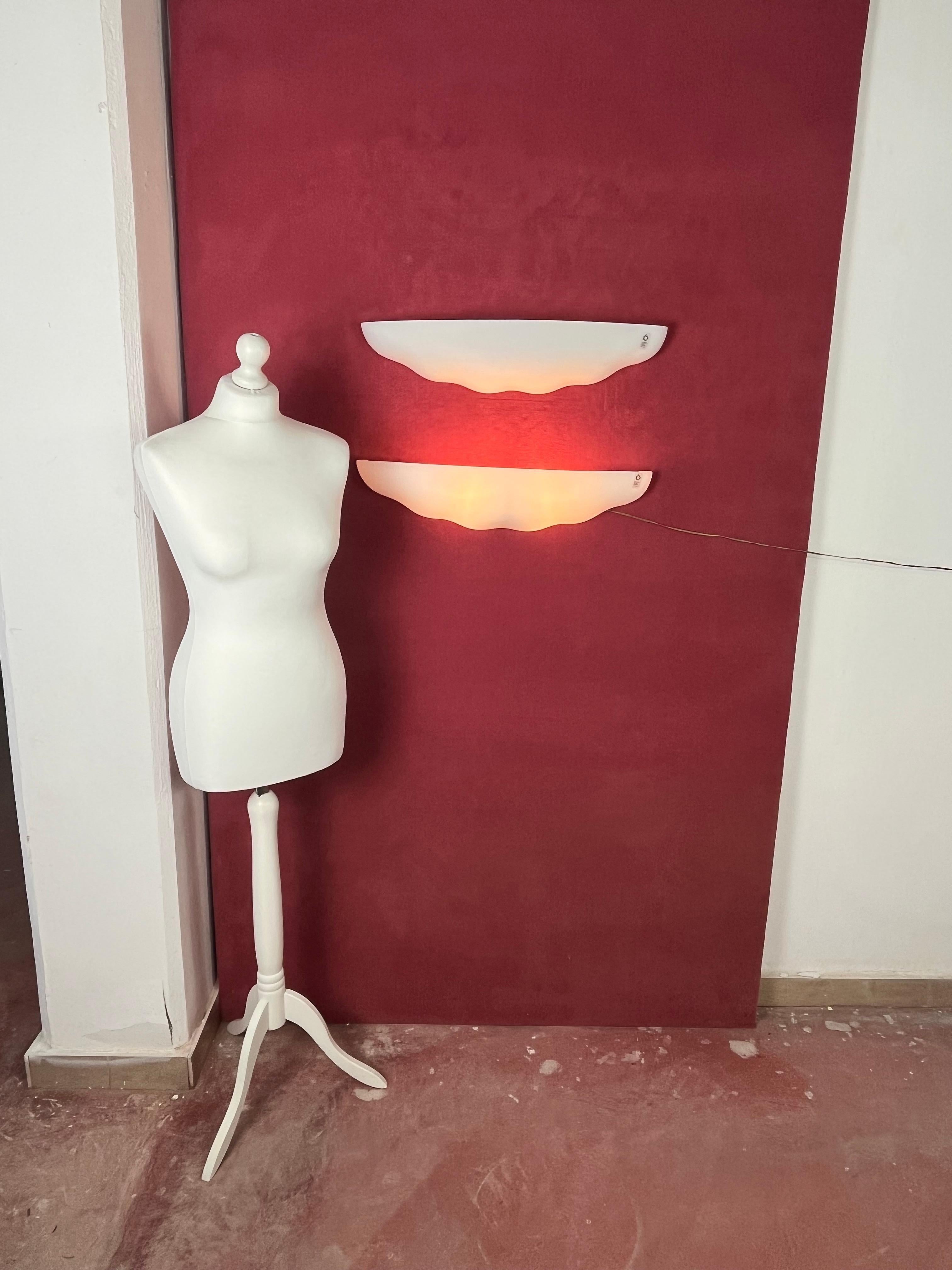 Set di 2 grandi lampade da parete Leucos in vetro soffiato opalino di Murano, anni '80 In condizioni buone in vendita a Palermo, IT