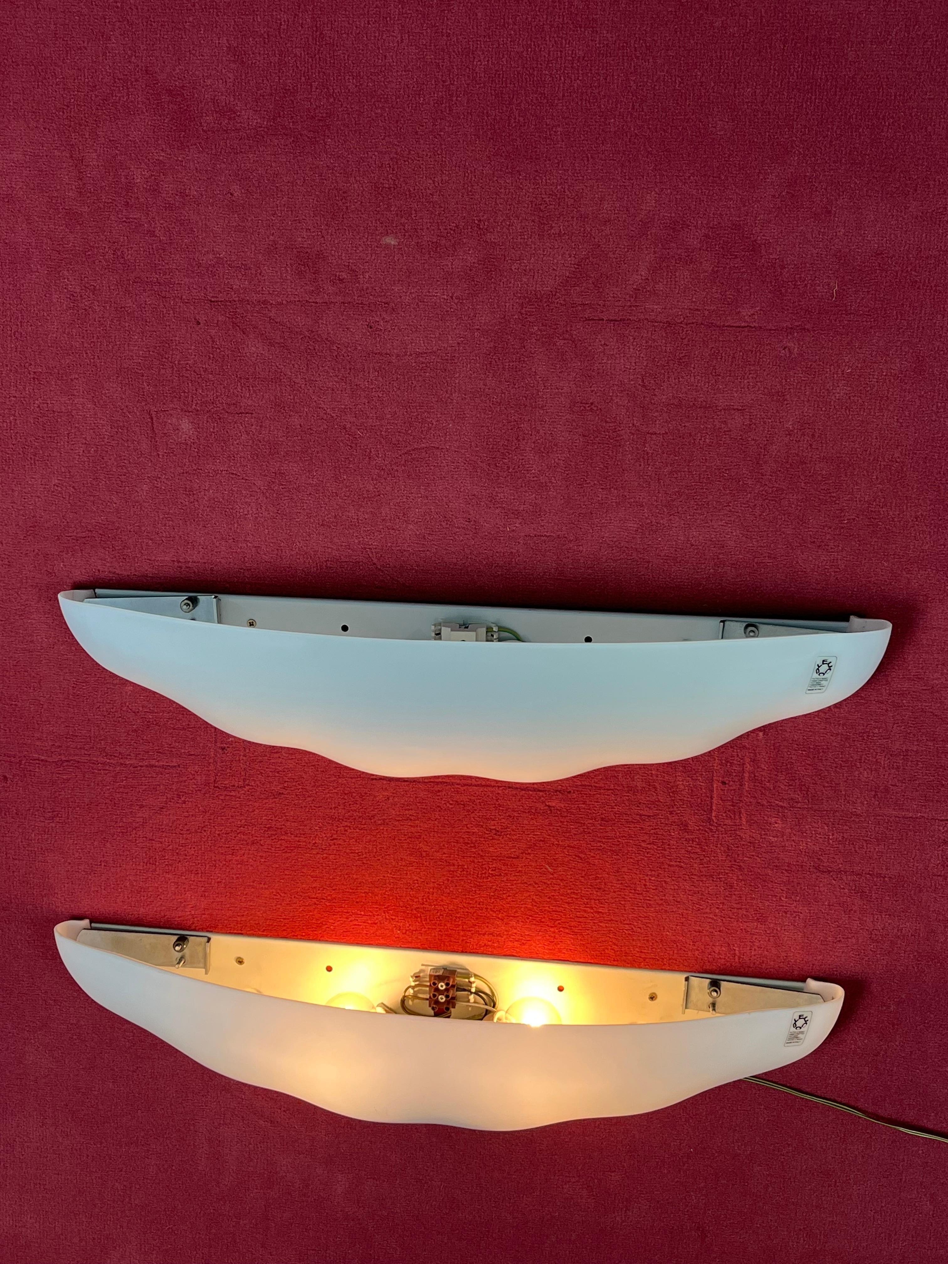 Fine XX secolo Set di 2 grandi lampade da parete Leucos in vetro soffiato opalino di Murano, anni '80 in vendita