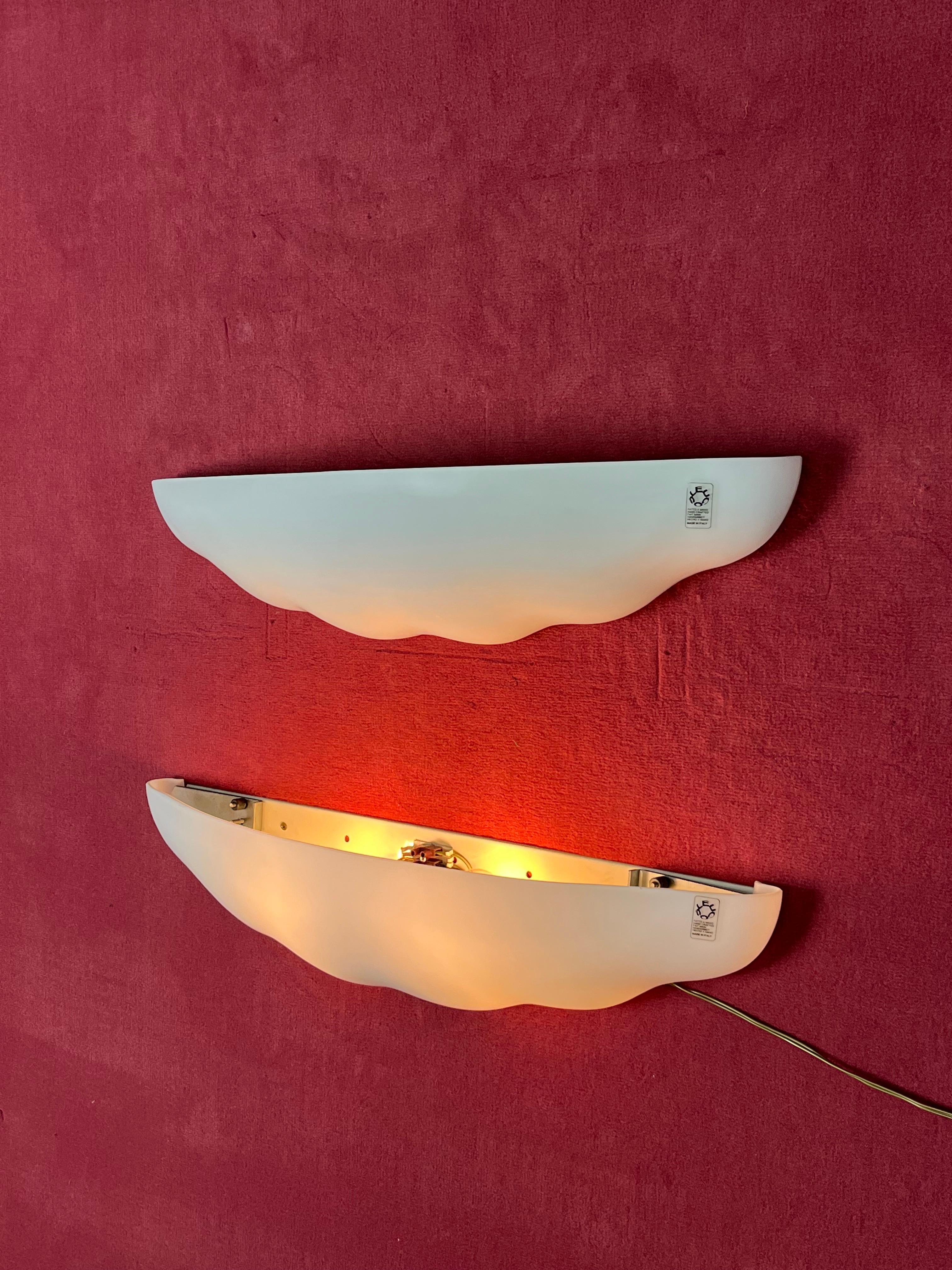Metallo Set di 2 grandi lampade da parete Leucos in vetro soffiato opalino di Murano, anni '80 in vendita