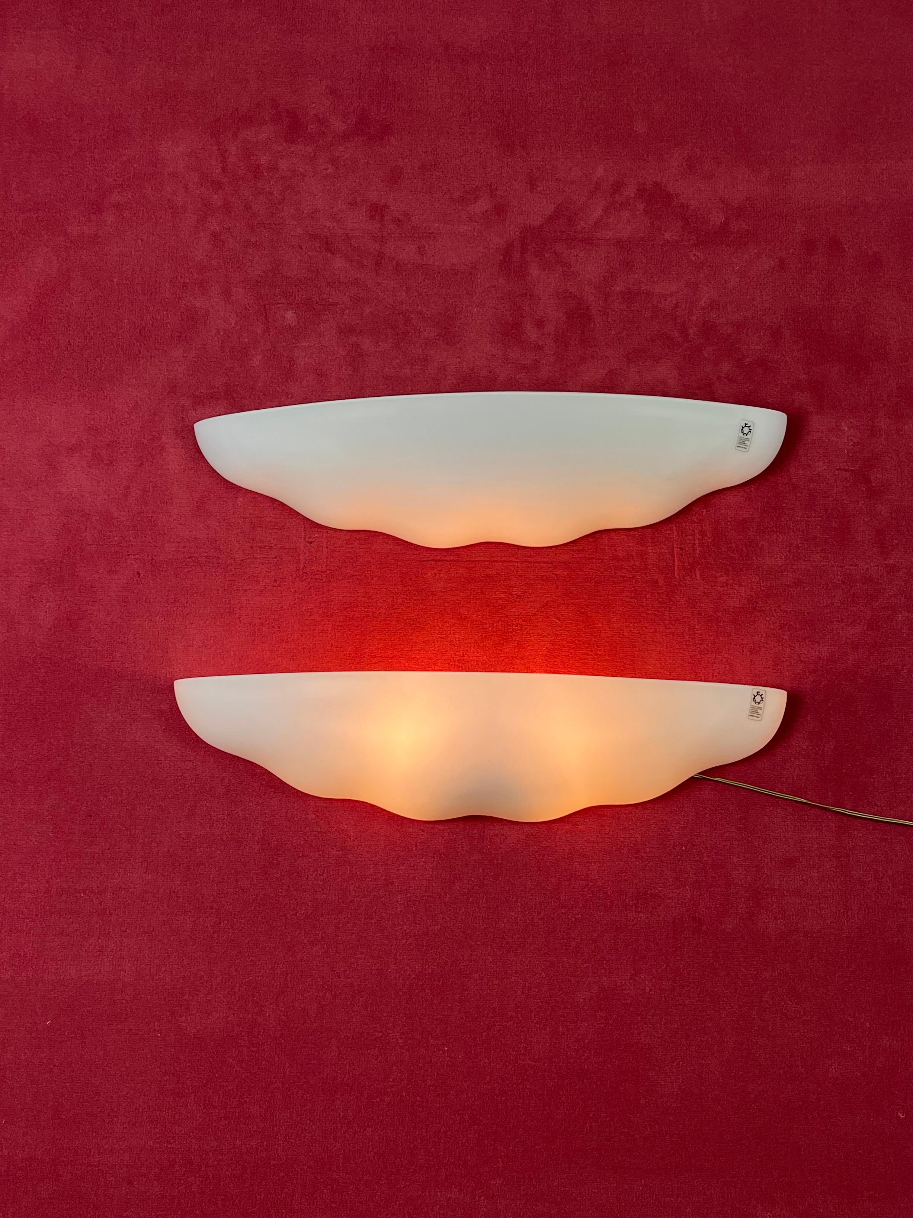 Set di 2 grandi lampade da parete Leucos in vetro soffiato opalino di Murano, anni '80 in vendita 1