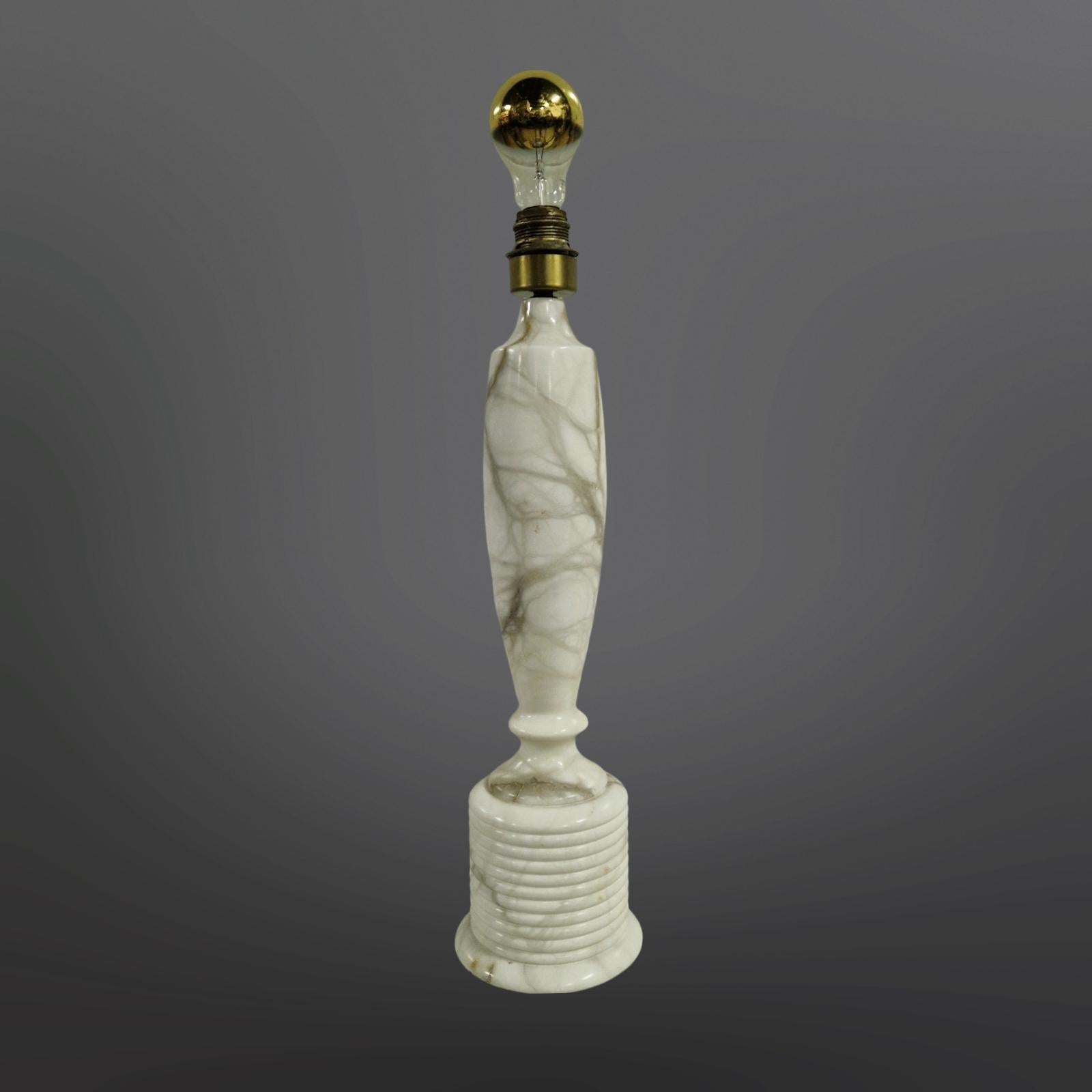 Sculpté Ensemble de 2 grandes lampes de table en marbre, Italie, années 1960 en vente