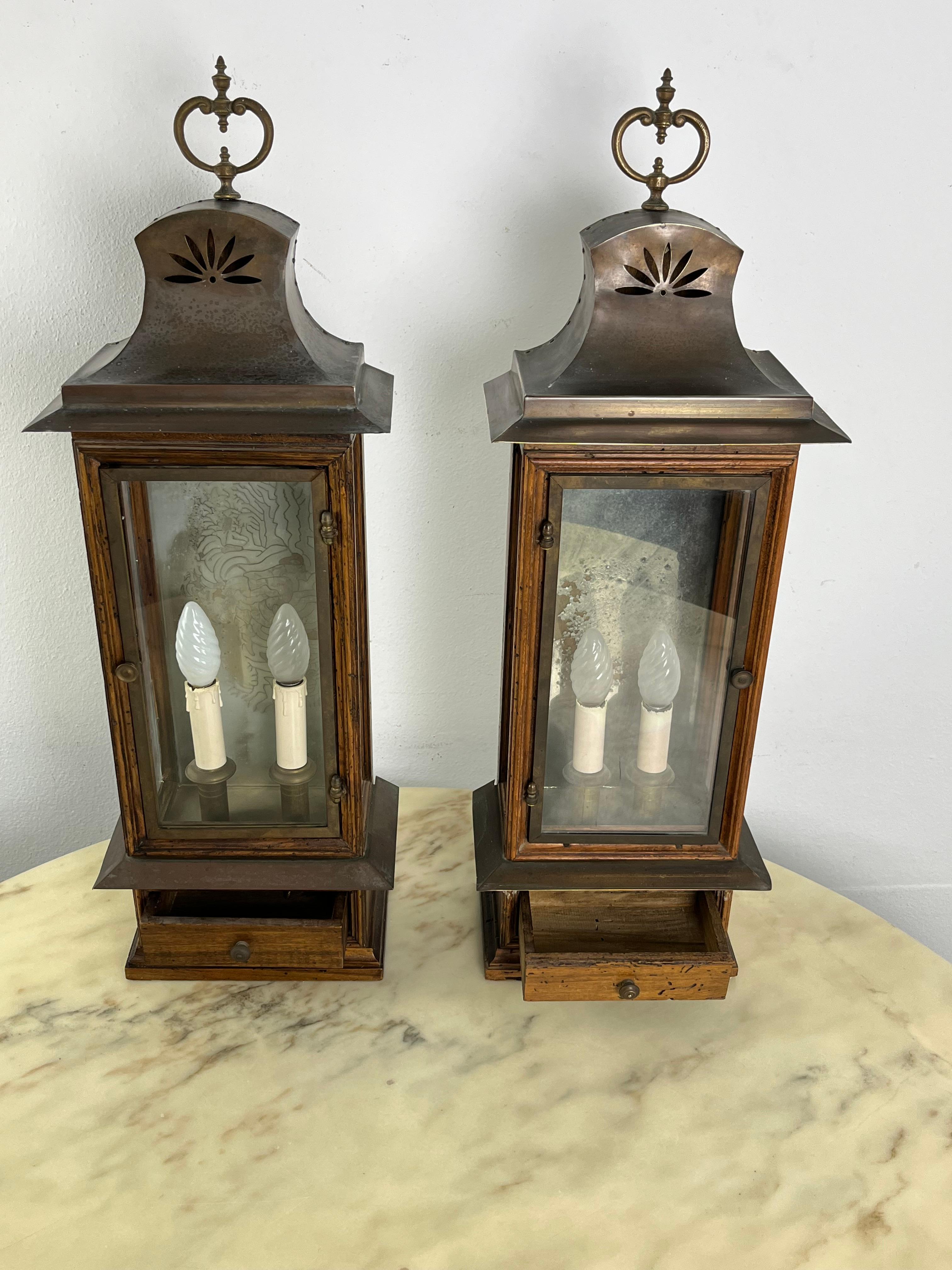 Juego de 2 grandes apliques italianos de mediados de siglo de 1960
Estructura de madera de nogal y latón. Pequeño cajón en la parte delantera. Lámparas E16. Encontrado en una casa de campo.
Buen estado, pequeños signos de envejecimiento.