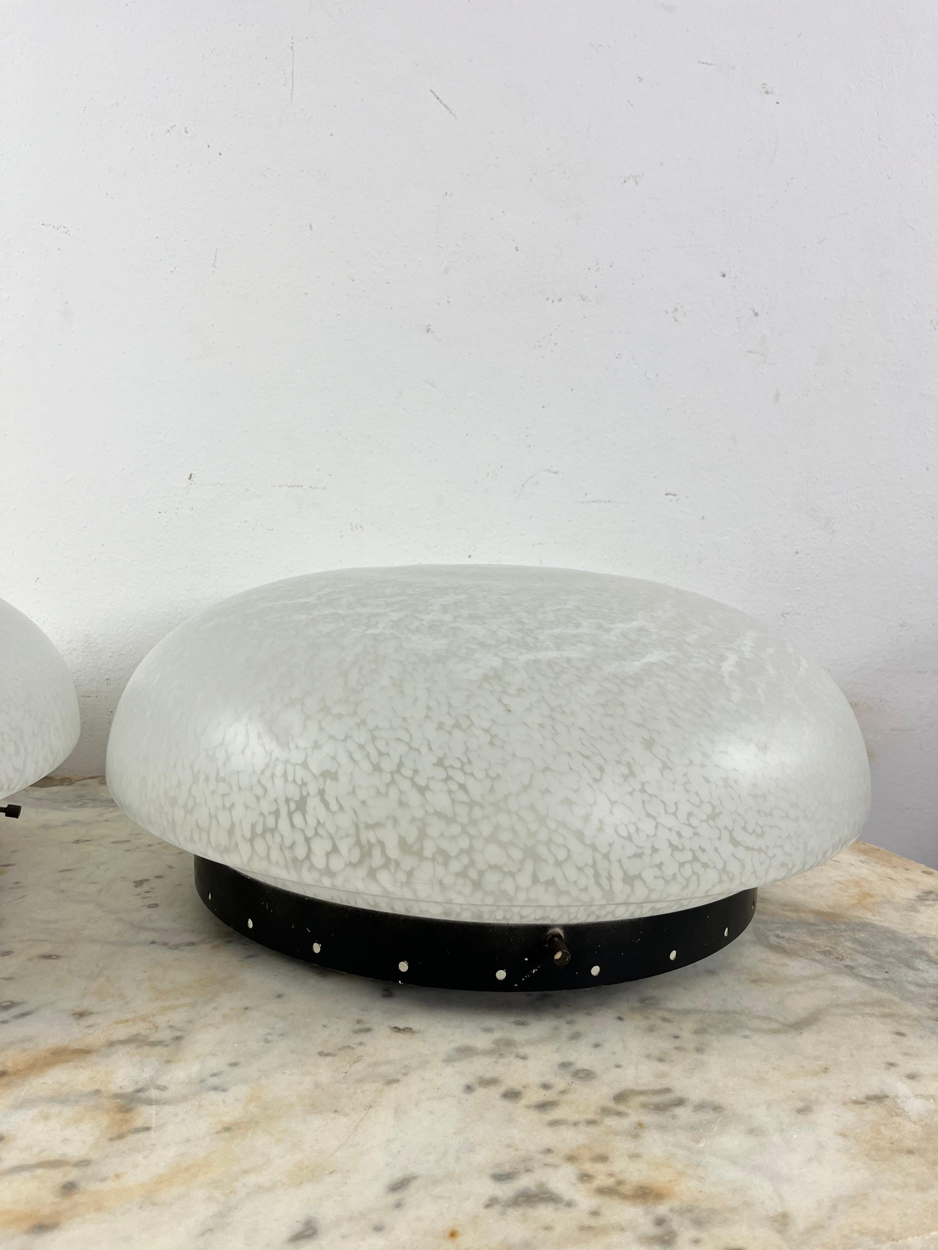 Juego de 2 grandes lámparas de techo de cristal de Murano de 4 luces de mediados de siglo, años 60.
También pueden utilizarse como lámparas de pared.
Estructura metálica con detalles de latón, lámparas E27.
Cristal intacto.
Buen estado, 47 cm de