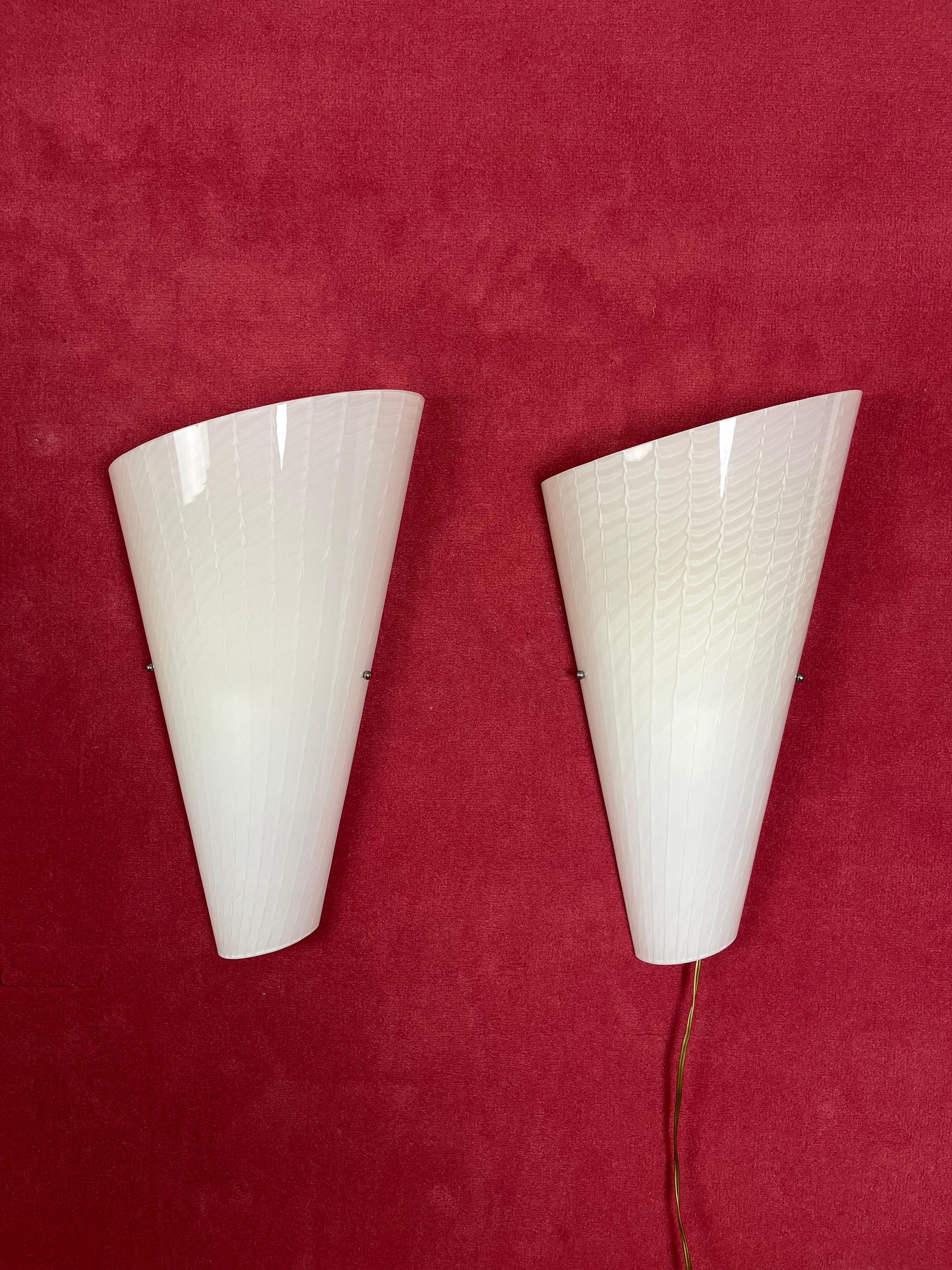 Juego de 2 grandes lámparas de pared de cristal de Murano, años 80
Armazón de metal, lámpara E27
Intacto y en buen estado.
Altura 44 cm.

Garantizo envío inmediato con embalaje adecuado y mensajería de confianza.