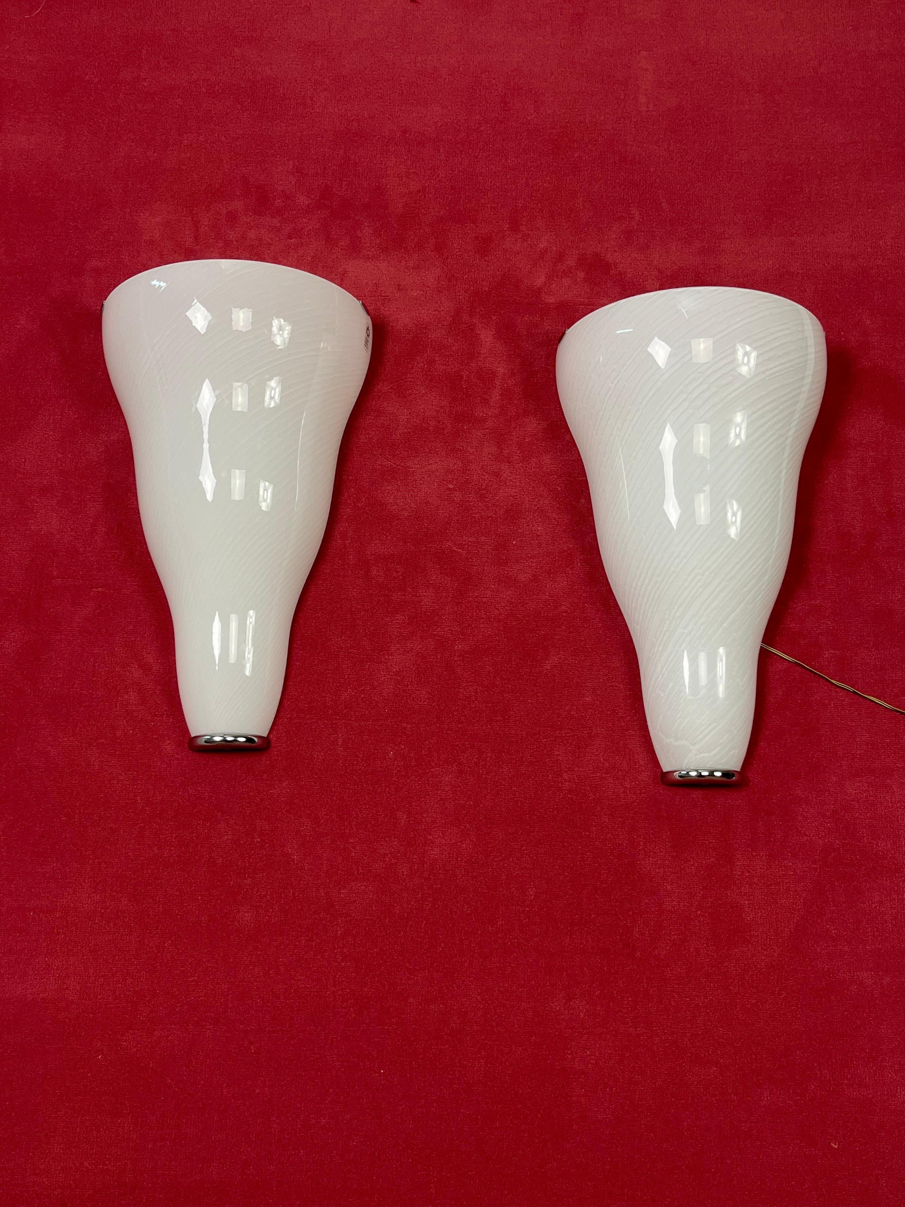 Set of 2 Large Murano Glass Wall Lamps Leucos, 1980s
Metal frame, E27 lamp
Intact and in good condition.
Height 49 cm.

I guarantee immediate shipping with adequate packaging and trusted courier.