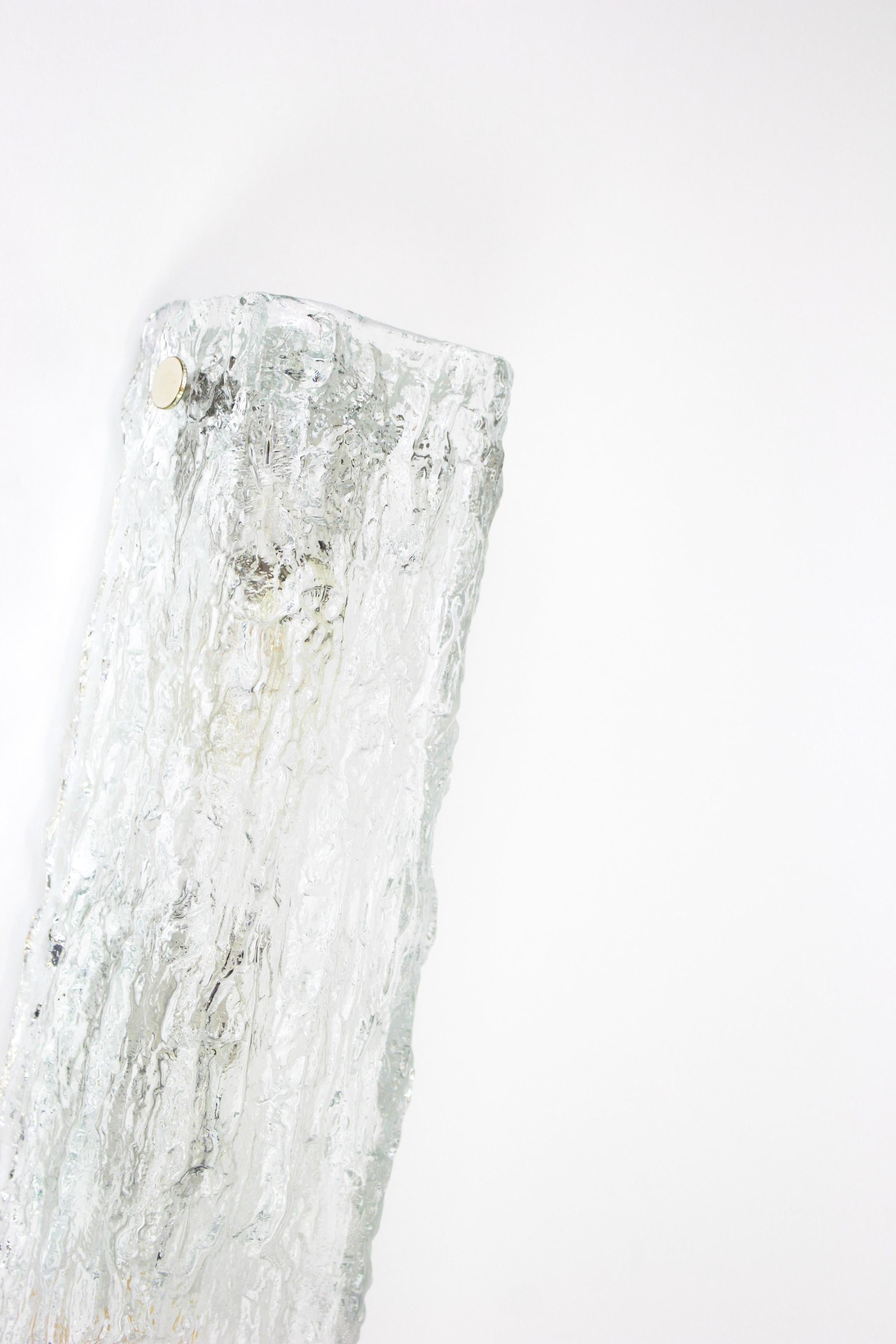 Magnifique ensemble de 2 appliques en verre de Murano par Kaiser Leuchten, Allemagne, vers les années 1970.

De grande qualité et en très bon état. Nettoyé, bien câblé et prêt à être utilisé.

Chaque luminaire nécessite trois petites ampoules E14 de