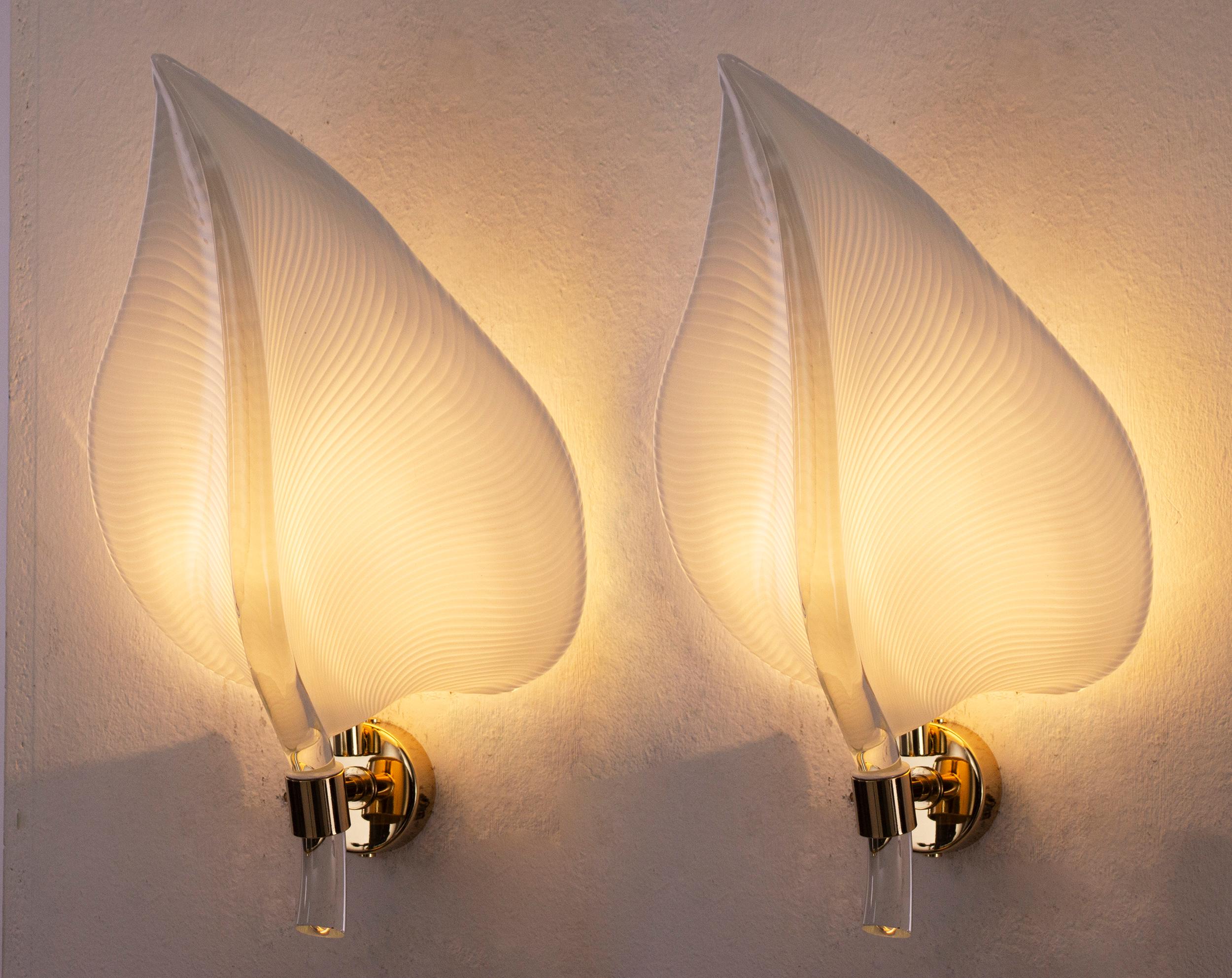 Set di 2 lampade da parete a foglie in vetro di Murano bianco nello stile di Franco Luce per Seguso, applicazioni artistiche fatte a mano, design d'illuminazione Made in Italy
Bellissima applique in vetro di Murano originale degli anni '80. La forma