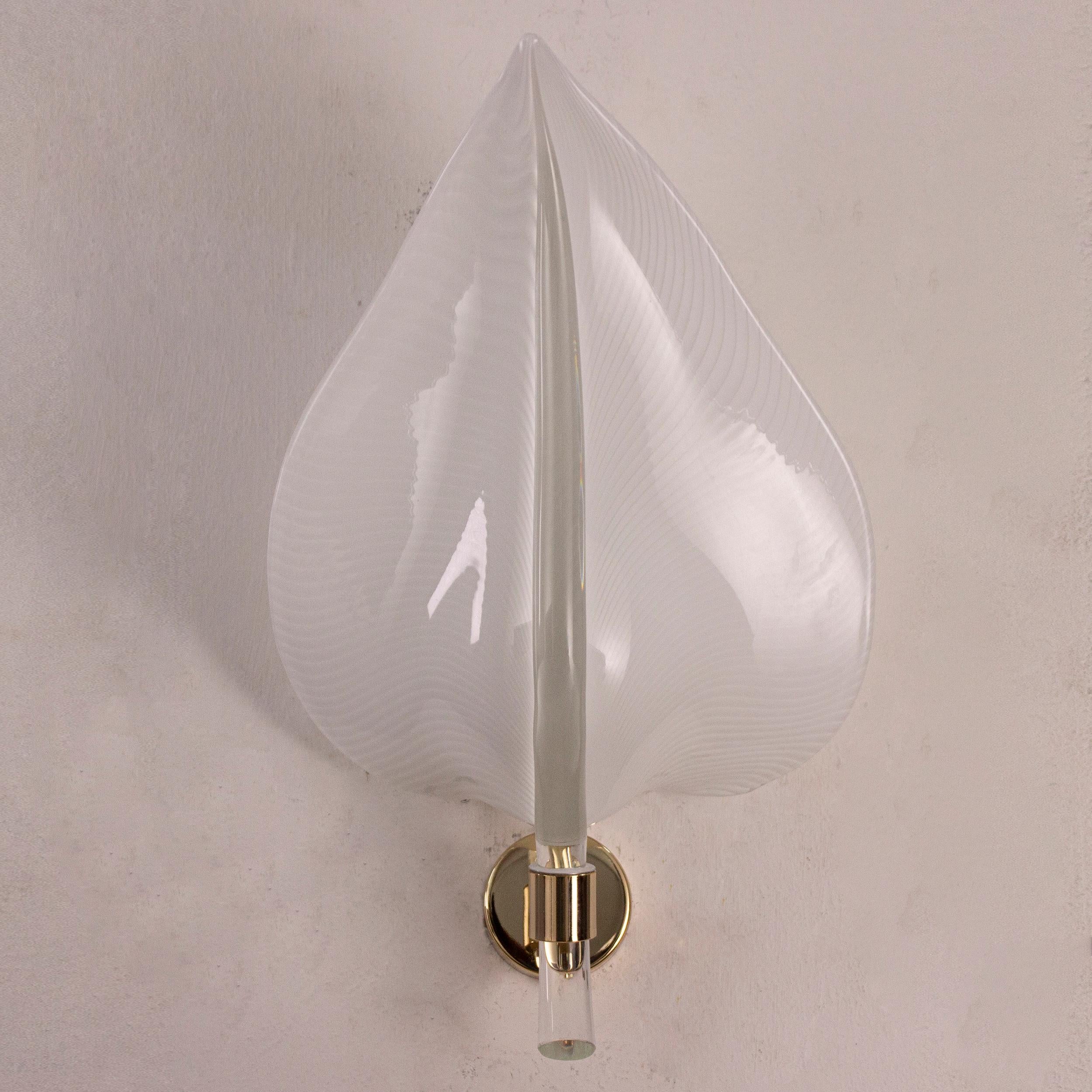 Italiano Set di 2 grandi applique a foglie in vetro bianco di Murano, design Made in Italy in vendita