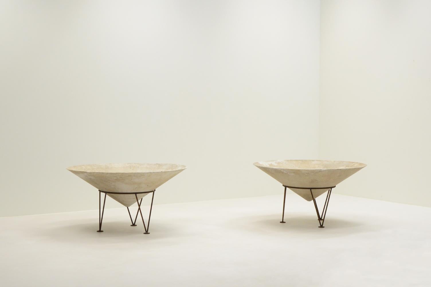 Mid-Century Modern Set of 2 large planters by Willy Guhl for Eternit AG, 1960s Switzerland.