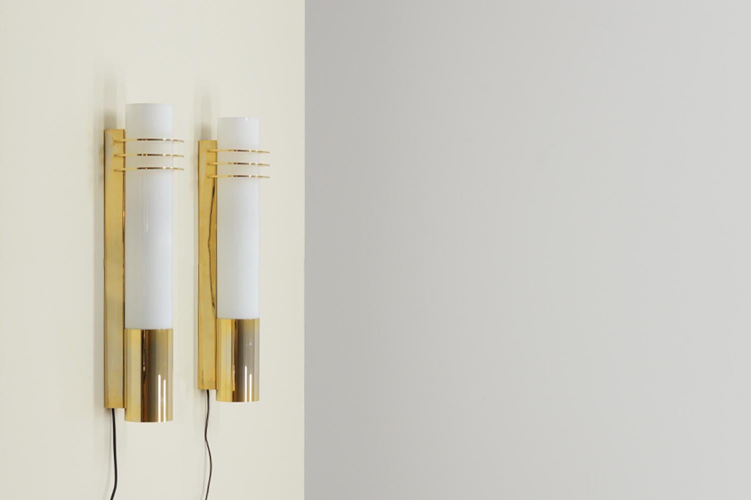 Set of 2 large sconces by Limburg Glashütte. Gold / brass colored wall mount and thick white glass shade. 2 E27 light bulb holders. Some color fading, rest in good vintage condition. Price for the set of 2.

 