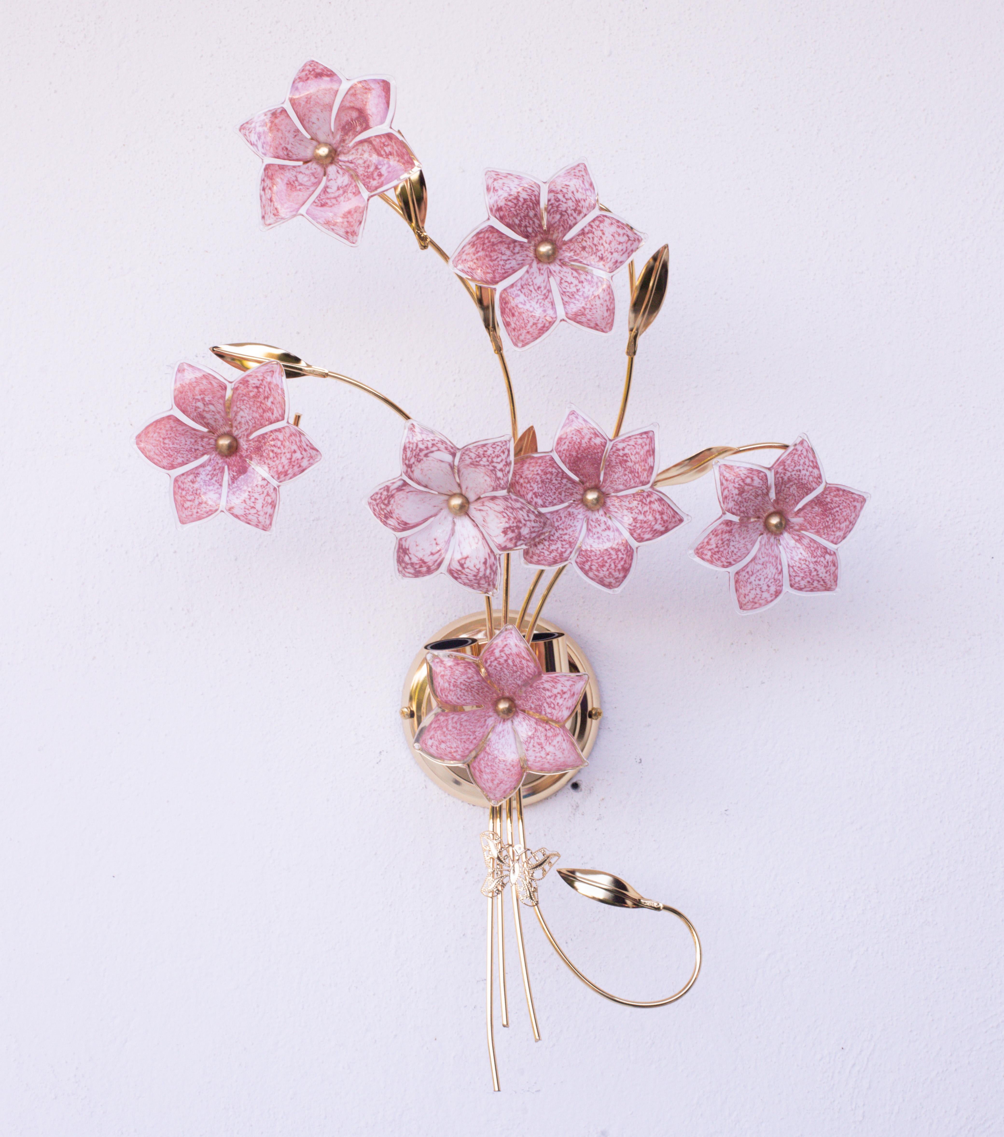 Grazioso set di 2 applique di grandi dimensioni con fiori rosa in vetro di Murano, nuovo bagno oro.
Accoglie due lampadine americane E12.
Misure:
43 cm di larghezza
Altezza 55 cm
14 cm di profondità