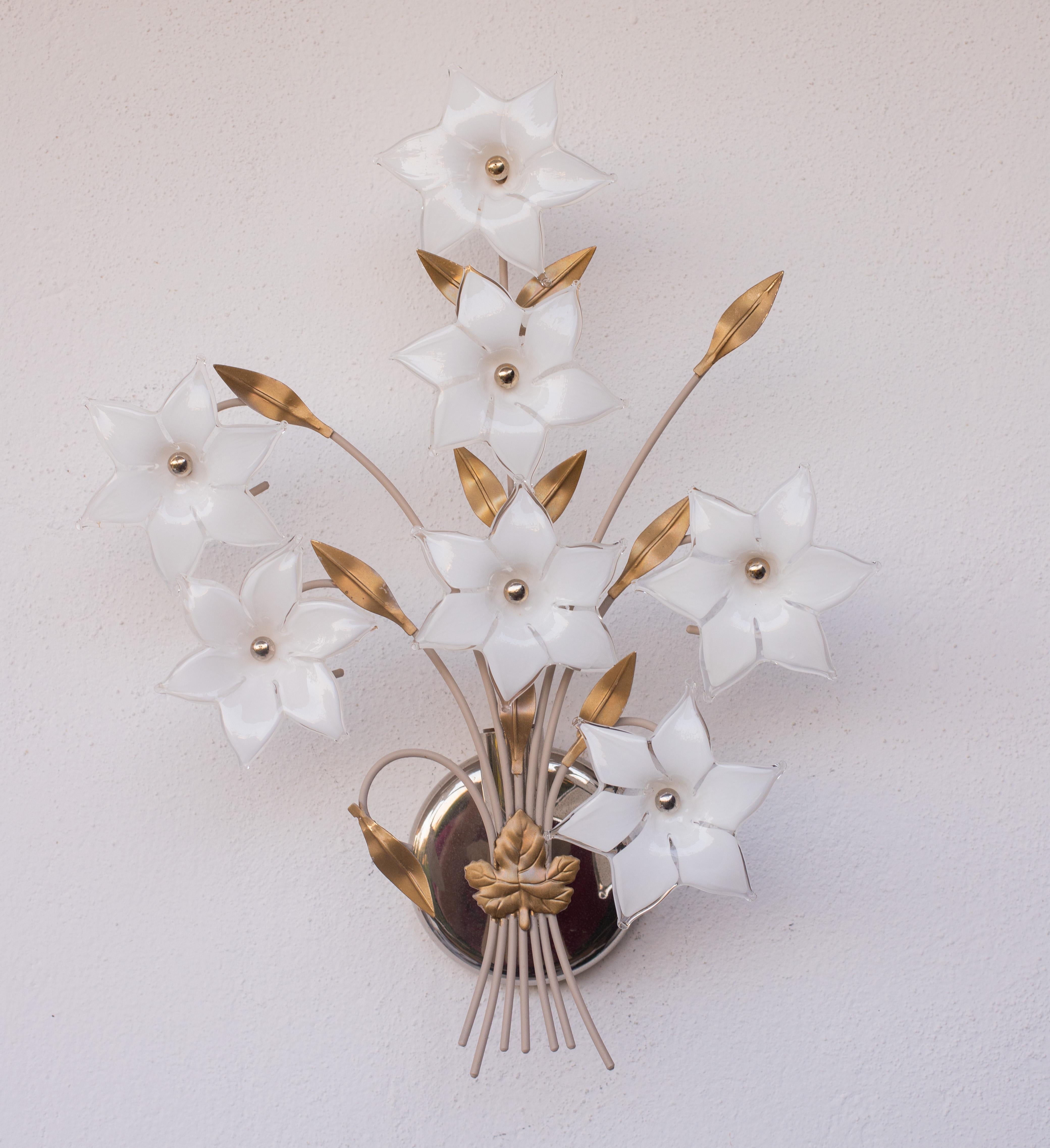 Pretty set of 2  wall light with Murano glass white flowers.
Accommodates one E14 screw-in bulbs, European standards, possible replace for Us standard.
Measurements:
38 cm width
Height 48 cm
12 cm depth