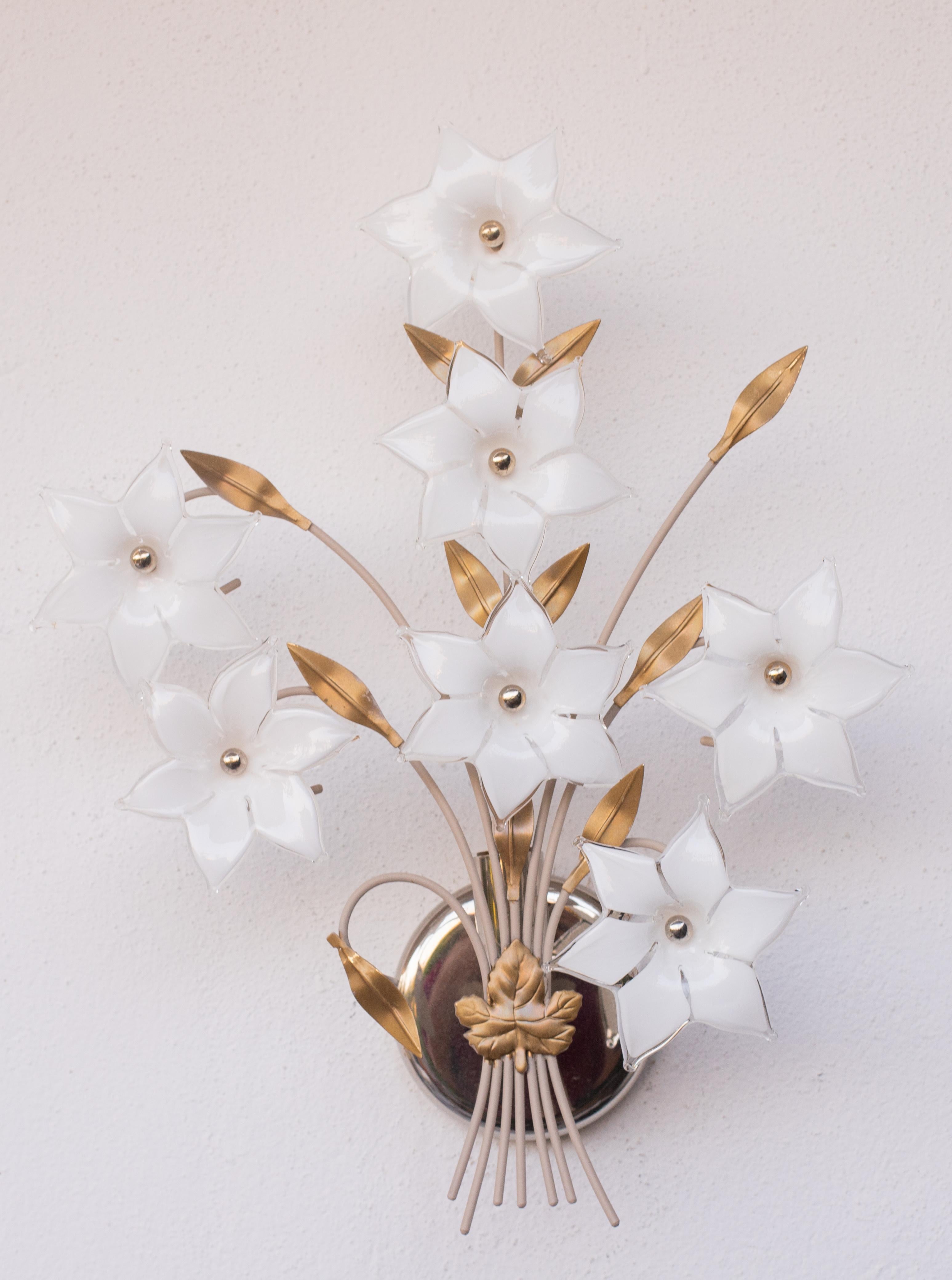Set of 2 Large Size Murano Wall Light White Flowers, 1970s In Good Condition In Roma, IT