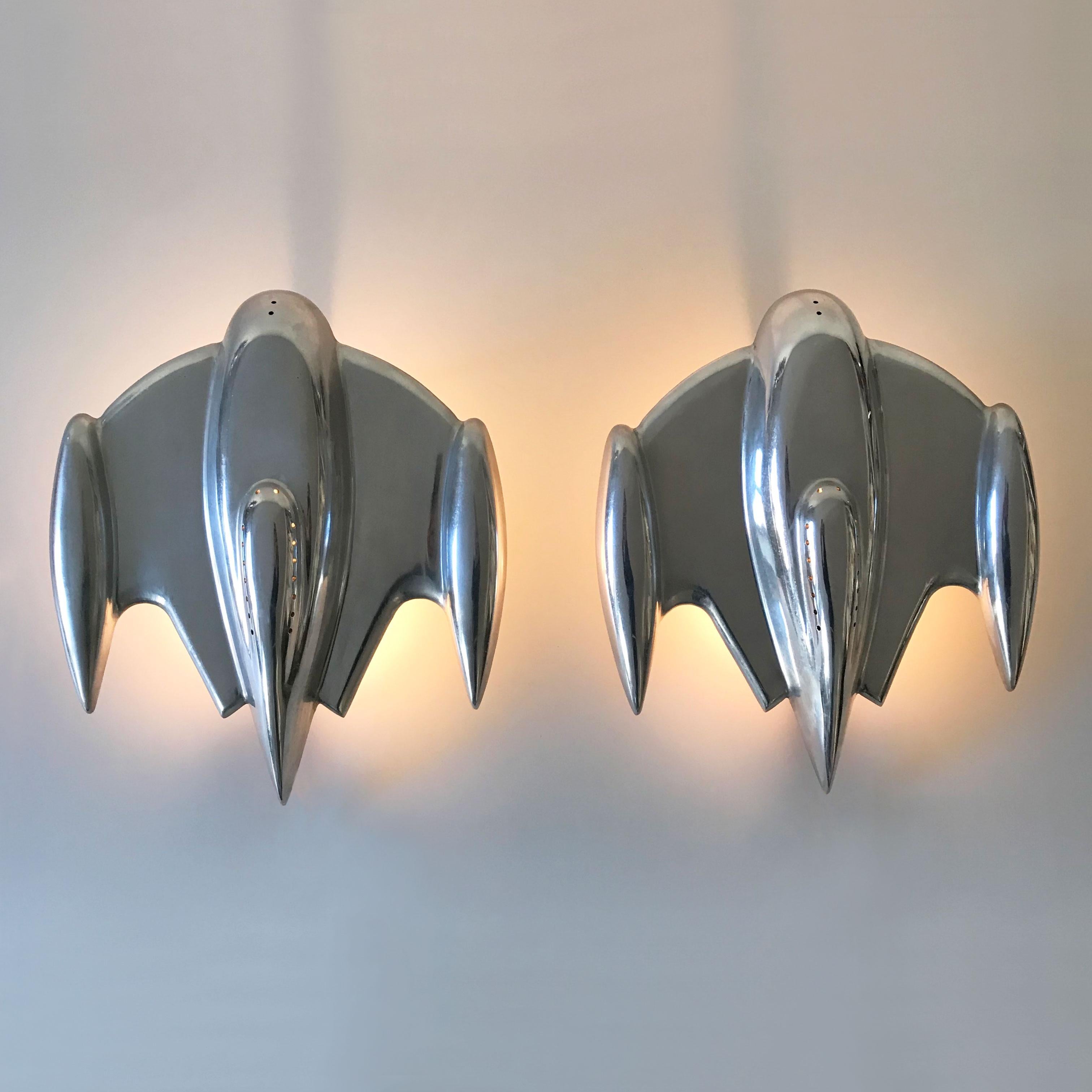 Satz von zwei erstaunlich großen Sputnik Wandlampen / Wandleuchter in Form von Raumschiffen. Wahrscheinlich 1990er Jahre, Frankreich.

Jede Leuchte ist aus Aluminiumguss gefertigt und benötigt 1 x E27 Edison-Schraubenglühbirne. Lieferung ohne