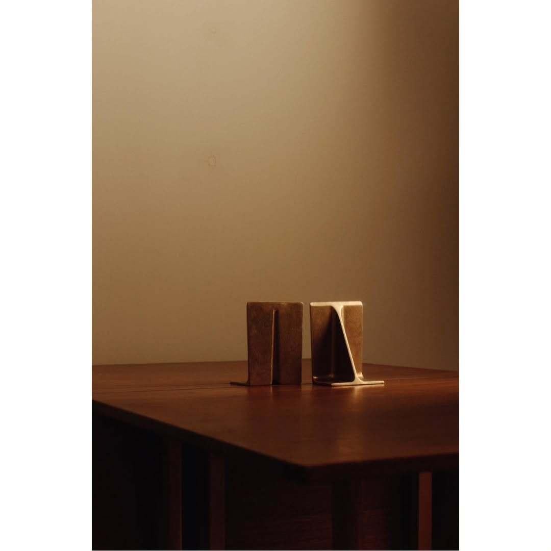 Set von 2 großen strukturellen I-Beam-Buchstützen aus Goldbronze mit Goldbronze von Henry Wilson im Angebot 1