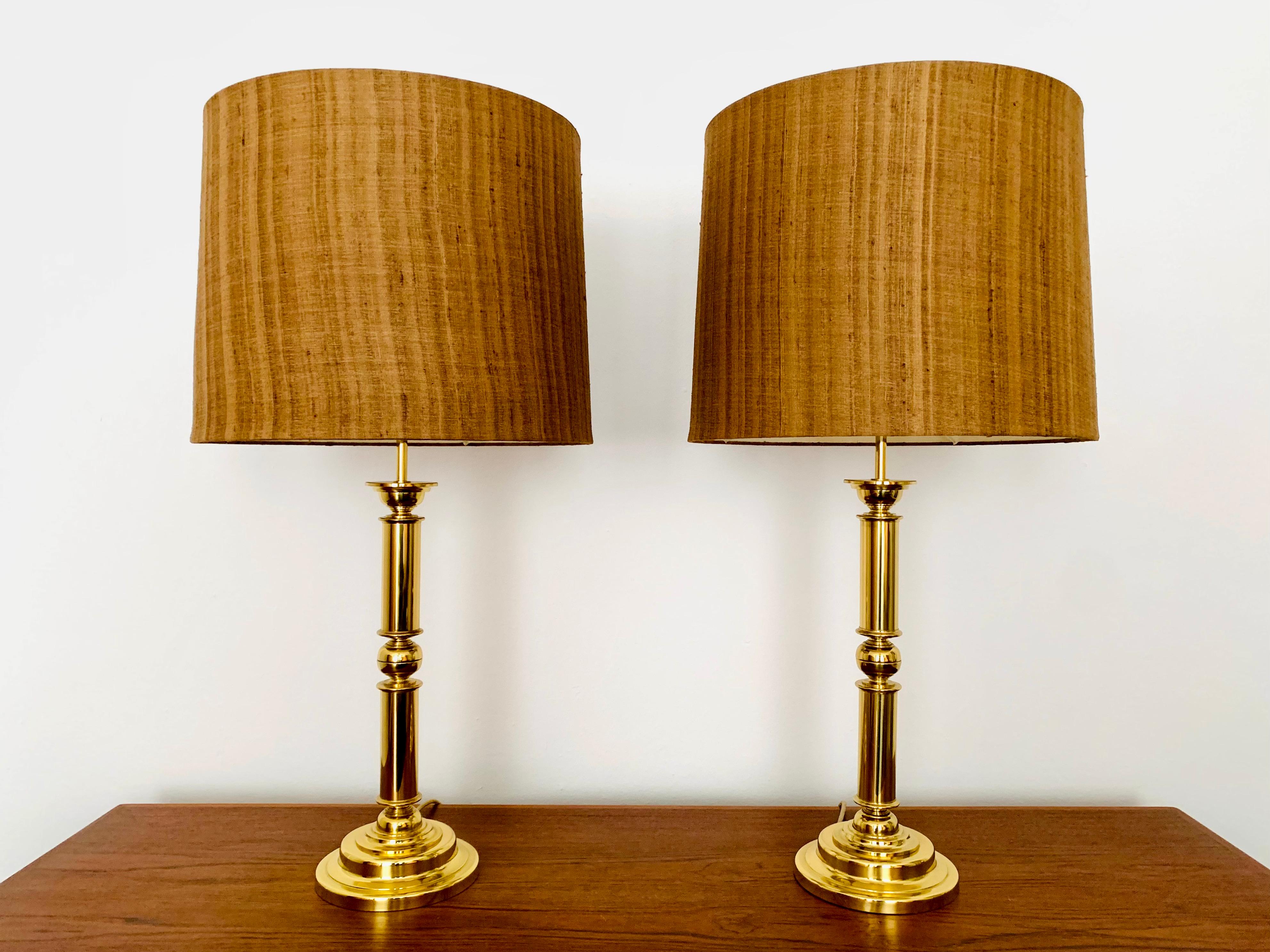 Impressive pair of brass table lamps from the 1960s.
Extraordinarily successful design and very high-quality German workmanship.
The beautiful structure in the lampshades creates a pleasant and cozy lighting atmosphere.

Manufacturer: Vereinigte