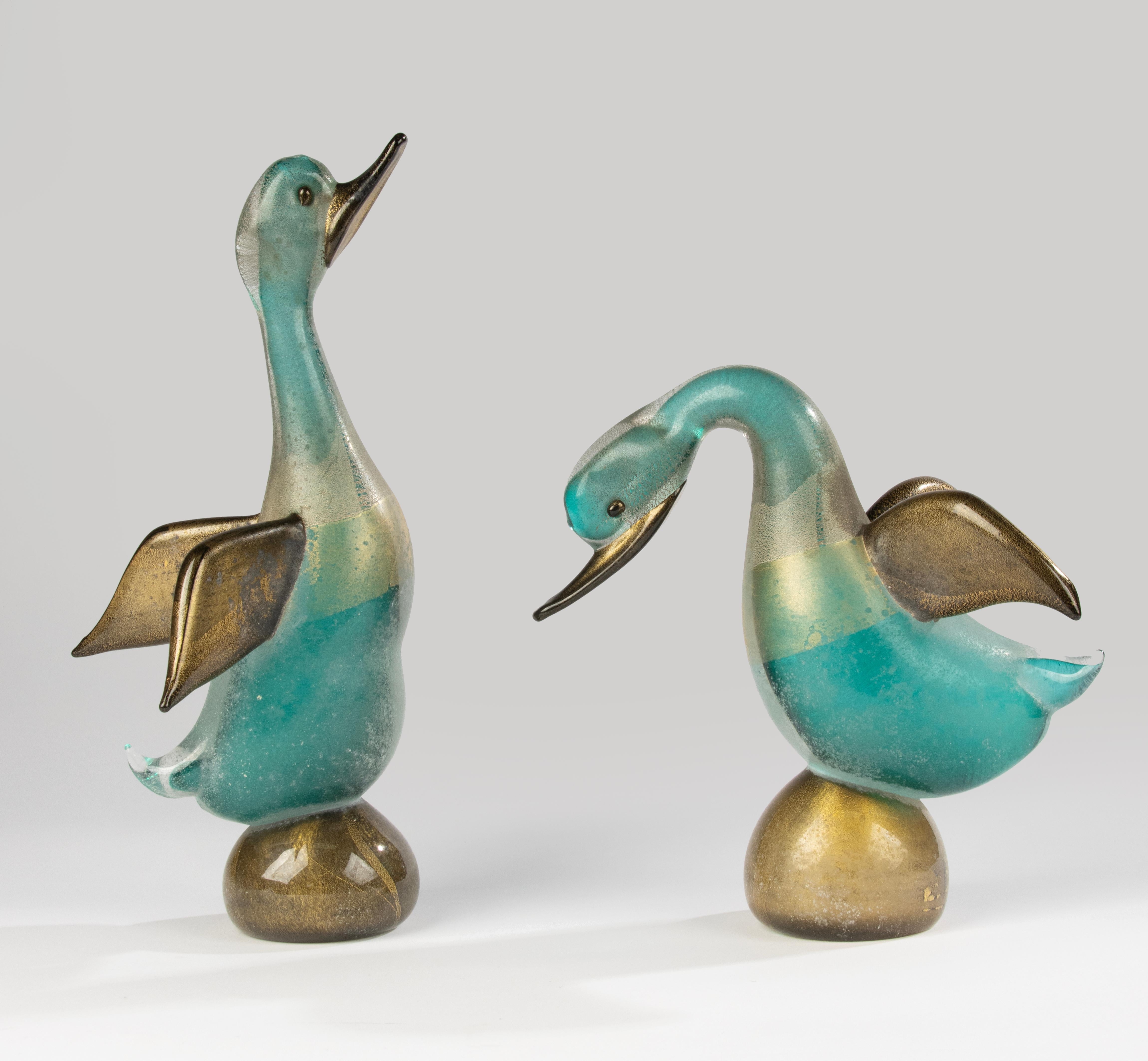 Une paire remarquable de sculptures de canard en verre de Murano du milieu du siècle, exécutées avec beaucoup de savoir-faire et de flair artistique. Bien qu'elle ne soit pas signée, la qualité et le style rappellent fortement le travail de Gino
